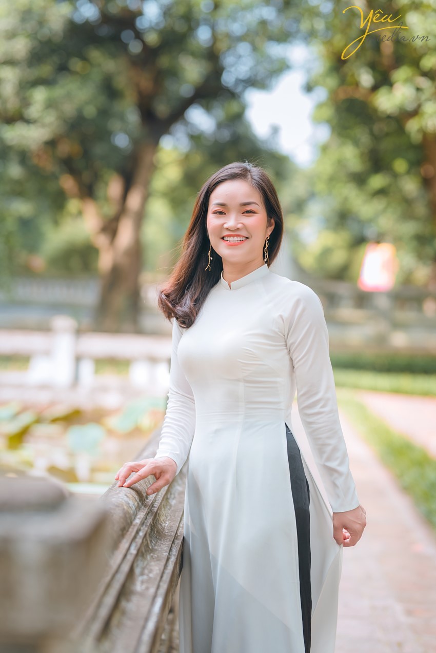 Không phải ngẫu nhiên mà Yêu Media lại được là một cái tên nhắc nhớ đến khi các chị em chọn một địa chỉ Studio chụp ảnh áo dài. Lý do đó chính bởi Yêu Media là một trong những địa chỉ uy tín, làm nghề có tâm trong từng bức hình. Mỗi bức hình đẹp của bạn chính là động lực cũng như mục đích của chúng tôi. Sự nhiệt huyết, chuyên nghiệp cùng với bề dày kinh nghiệm chụp ảnh áo dài sẽ cho bạn nhiều shoot hình cực và cực tự nhiên. Ekip Yêu Media hân hạnh phục vụ 5 khách hàng trẻ trung, xinh đẹp trong việc chụp ảnh áo dài quốc phục tại Văn Miếu - Quốc tử giám.