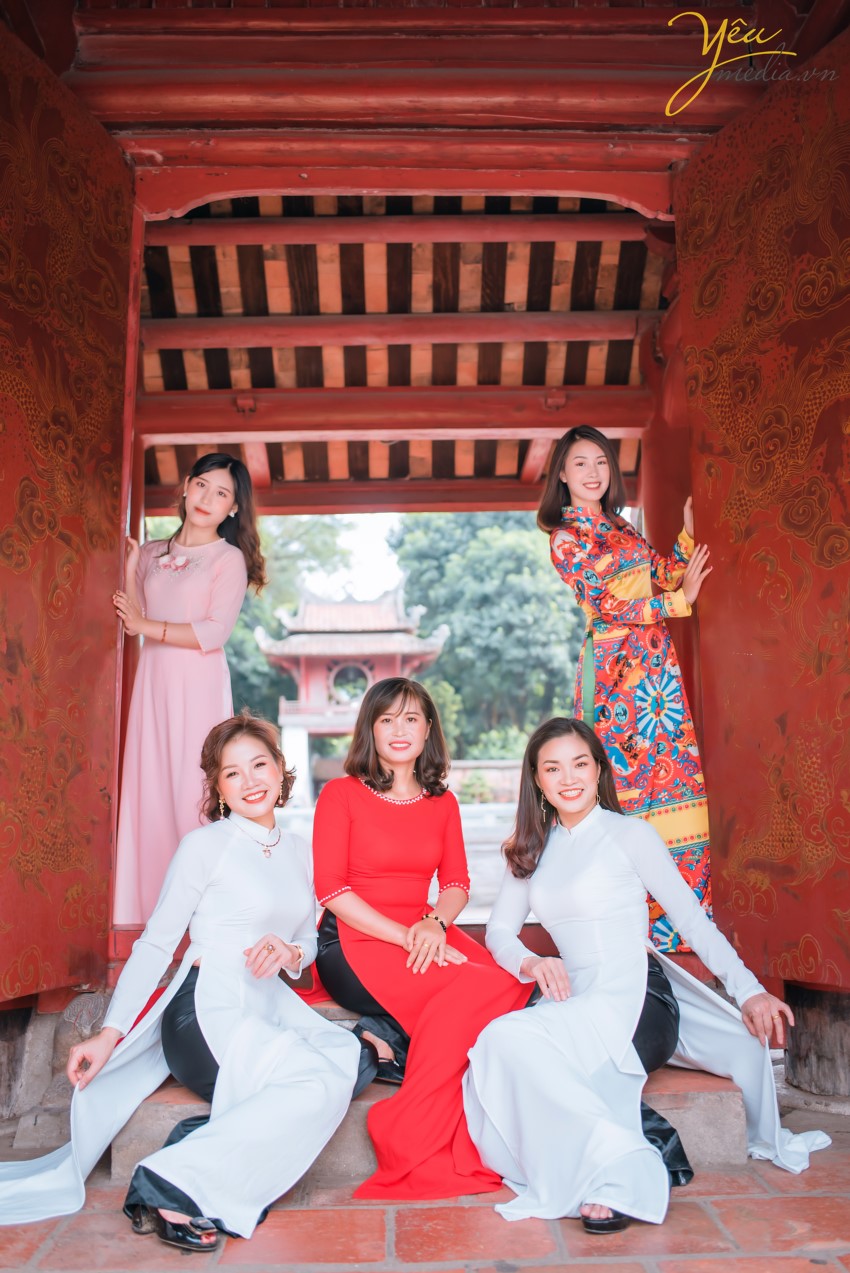 Không phải ngẫu nhiên mà Yêu Media lại được là một cái tên nhắc nhớ đến khi các chị em chọn một địa chỉ Studio chụp ảnh áo dài. Lý do đó chính bởi Yêu Media là một trong những địa chỉ uy tín, làm nghề có tâm trong từng bức hình. Mỗi bức hình đẹp của bạn chính là động lực cũng như mục đích của chúng tôi. Sự nhiệt huyết, chuyên nghiệp cùng với bề dày kinh nghiệm chụp ảnh áo dài sẽ cho bạn nhiều shoot hình cực và cực tự nhiên. Ekip Yêu Media hân hạnh phục vụ 5 khách hàng trẻ trung, xinh đẹp trong việc chụp ảnh áo dài quốc phục tại Văn Miếu - Quốc tử giám.