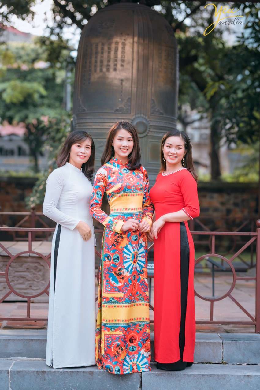 Không phải ngẫu nhiên mà Yêu Media lại được là một cái tên nhắc nhớ đến khi các chị em chọn một địa chỉ Studio chụp ảnh áo dài. Lý do đó chính bởi Yêu Media là một trong những địa chỉ uy tín, làm nghề có tâm trong từng bức hình. Mỗi bức hình đẹp của bạn chính là động lực cũng như mục đích của chúng tôi. Sự nhiệt huyết, chuyên nghiệp cùng với bề dày kinh nghiệm chụp ảnh áo dài sẽ cho bạn nhiều shoot hình cực và cực tự nhiên. Ekip Yêu Media hân hạnh phục vụ 5 khách hàng trẻ trung, xinh đẹp trong việc chụp ảnh áo dài quốc phục tại Văn Miếu - Quốc tử giám.