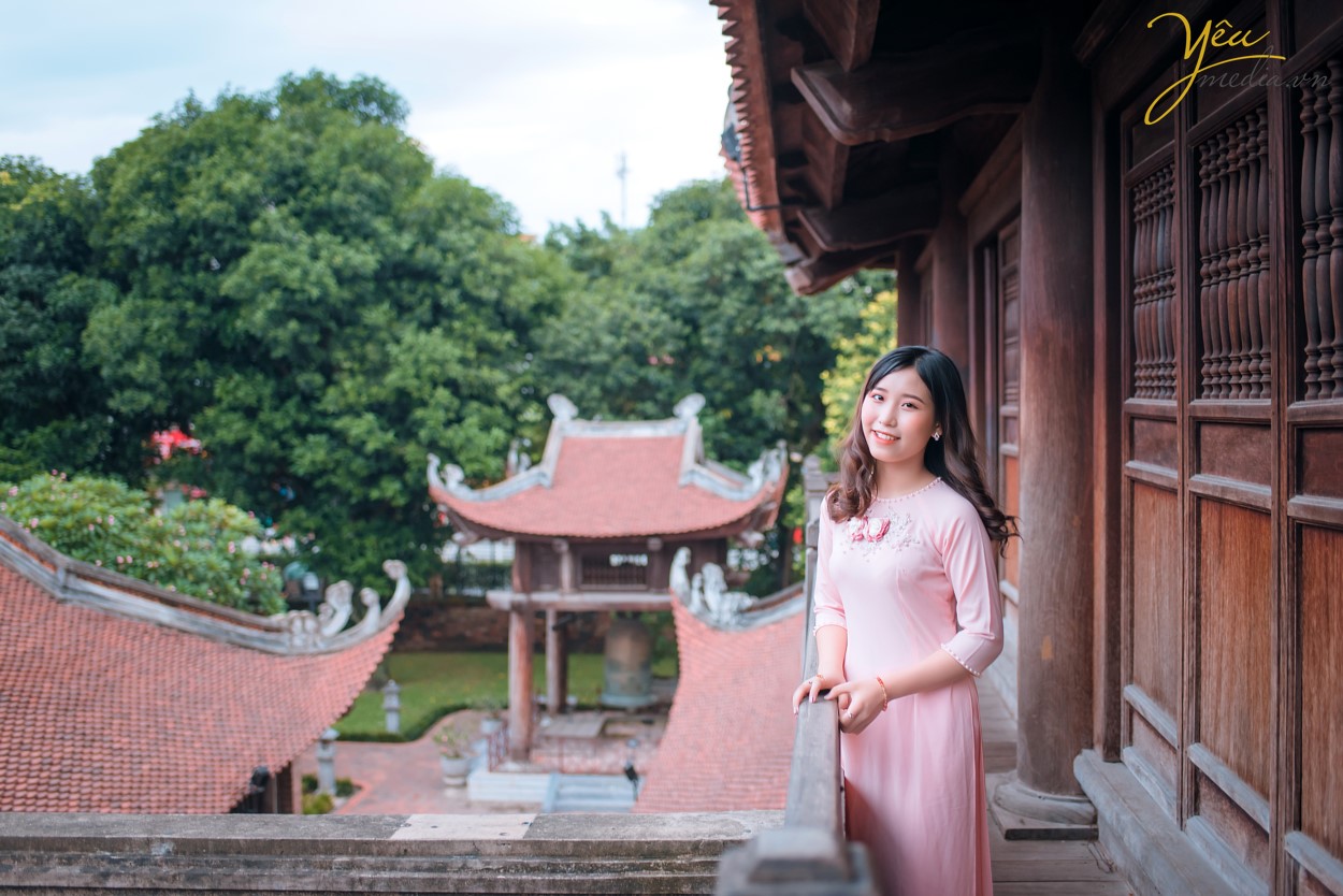 Không phải ngẫu nhiên mà Yêu Media lại được là một cái tên nhắc nhớ đến khi các chị em chọn một địa chỉ Studio chụp ảnh áo dài. Lý do đó chính bởi Yêu Media là một trong những địa chỉ uy tín, làm nghề có tâm trong từng bức hình. Mỗi bức hình đẹp của bạn chính là động lực cũng như mục đích của chúng tôi. Sự nhiệt huyết, chuyên nghiệp cùng với bề dày kinh nghiệm chụp ảnh áo dài sẽ cho bạn nhiều shoot hình cực và cực tự nhiên. Ekip Yêu Media hân hạnh phục vụ 5 khách hàng trẻ trung, xinh đẹp trong việc chụp ảnh áo dài quốc phục tại Văn Miếu - Quốc tử giám.