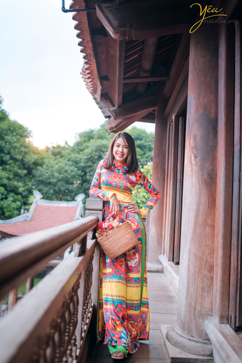 Không phải ngẫu nhiên mà Yêu Media lại được là một cái tên nhắc nhớ đến khi các chị em chọn một địa chỉ Studio chụp ảnh áo dài. Lý do đó chính bởi Yêu Media là một trong những địa chỉ uy tín, làm nghề có tâm trong từng bức hình. Mỗi bức hình đẹp của bạn chính là động lực cũng như mục đích của chúng tôi. Sự nhiệt huyết, chuyên nghiệp cùng với bề dày kinh nghiệm chụp ảnh áo dài sẽ cho bạn nhiều shoot hình cực và cực tự nhiên. Ekip Yêu Media hân hạnh phục vụ 5 khách hàng trẻ trung, xinh đẹp trong việc chụp ảnh áo dài quốc phục tại Văn Miếu - Quốc tử giám.