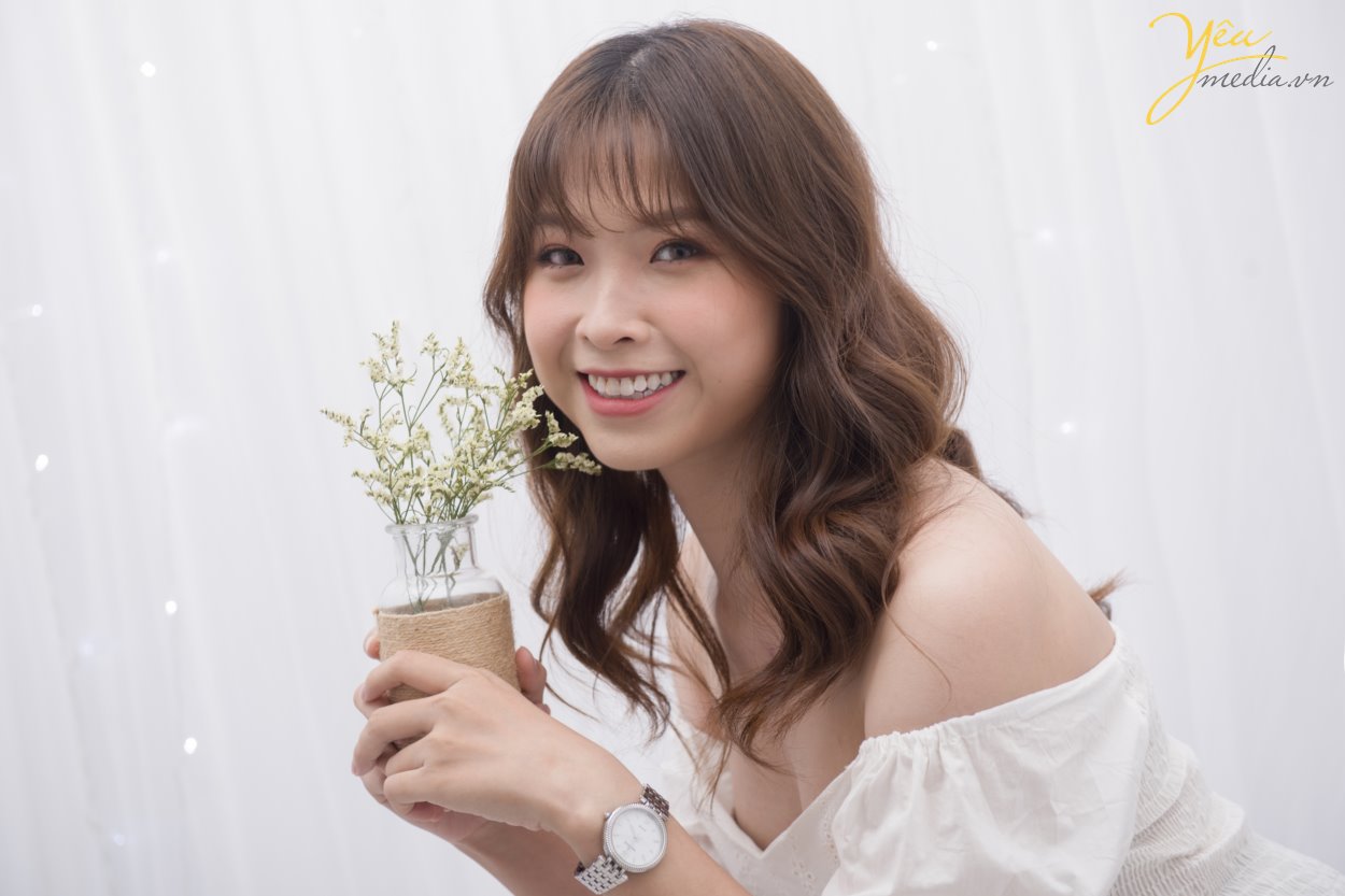 Chụp ảnh beauty thực ra cũng là thể loại chụp chân dung có thể dùng để lưu giữ kỷ niệm vẻ đẹp khuôn mặt của người làm mẫu và bản thân từ beauty cũng đã lột tả thể loại này chụp này khuôn mặt của người làm mẫu trên bức ảnh chụp phải thật đẹp và ấn tượng. Chụp ảnh beauty thường xuyên được chụp trong studio và được kết hợp với ánh sáng lung linh huyền ảo  Khi chụp beauty, model sẽ thực sực ấn tượng hay nổi bật khi được đặt cạnh những phụ kiện đẹp, ấn tượng hay rực rỡ như gương và đèn, khi ấy, model vừa toát ra được vẻ đẹp vốn có, vừa thêm phần quyến rũ, hút mắt người xem … Dưới đây chúng sẽ ví dụ về một mẫu ảnh chụp beauty của bạn Hạnh Nguyễn trong studio của Yêu Media tại Hà Nội.