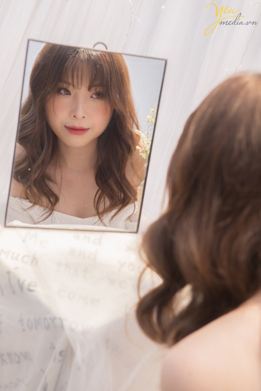 Chụp ảnh beauty thực ra cũng là thể loại chụp chân dung có thể dùng để lưu giữ kỷ niệm vẻ đẹp khuôn mặt của người làm mẫu và bản thân từ beauty cũng đã lột tả thể loại này chụp này khuôn mặt của người làm mẫu trên bức ảnh chụp phải thật đẹp và ấn tượng. Chụp ảnh beauty thường xuyên được chụp trong studio và được kết hợp với ánh sáng lung linh huyền ảo  Khi chụp beauty, model sẽ thực sực ấn tượng hay nổi bật khi được đặt cạnh những phụ kiện đẹp, ấn tượng hay rực rỡ như gương và đèn, khi ấy, model vừa toát ra được vẻ đẹp vốn có, vừa thêm phần quyến rũ, hút mắt người xem … Dưới đây chúng sẽ ví dụ về một mẫu ảnh chụp beauty của bạn Hạnh Nguyễn trong studio của Yêu Media tại Hà Nội.