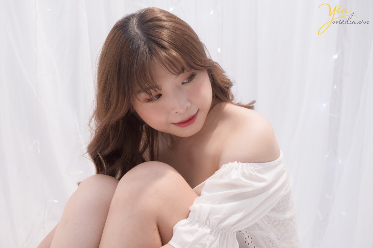 Chụp ảnh beauty thực ra cũng là thể loại chụp chân dung có thể dùng để lưu giữ kỷ niệm vẻ đẹp khuôn mặt của người làm mẫu và bản thân từ beauty cũng đã lột tả thể loại này chụp này khuôn mặt của người làm mẫu trên bức ảnh chụp phải thật đẹp và ấn tượng. Chụp ảnh beauty thường xuyên được chụp trong studio và được kết hợp với ánh sáng lung linh huyền ảo  Khi chụp beauty, model sẽ thực sực ấn tượng hay nổi bật khi được đặt cạnh những phụ kiện đẹp, ấn tượng hay rực rỡ như gương và đèn, khi ấy, model vừa toát ra được vẻ đẹp vốn có, vừa thêm phần quyến rũ, hút mắt người xem … Dưới đây chúng sẽ ví dụ về một mẫu ảnh chụp beauty của bạn Hạnh Nguyễn trong studio của Yêu Media tại Hà Nội.