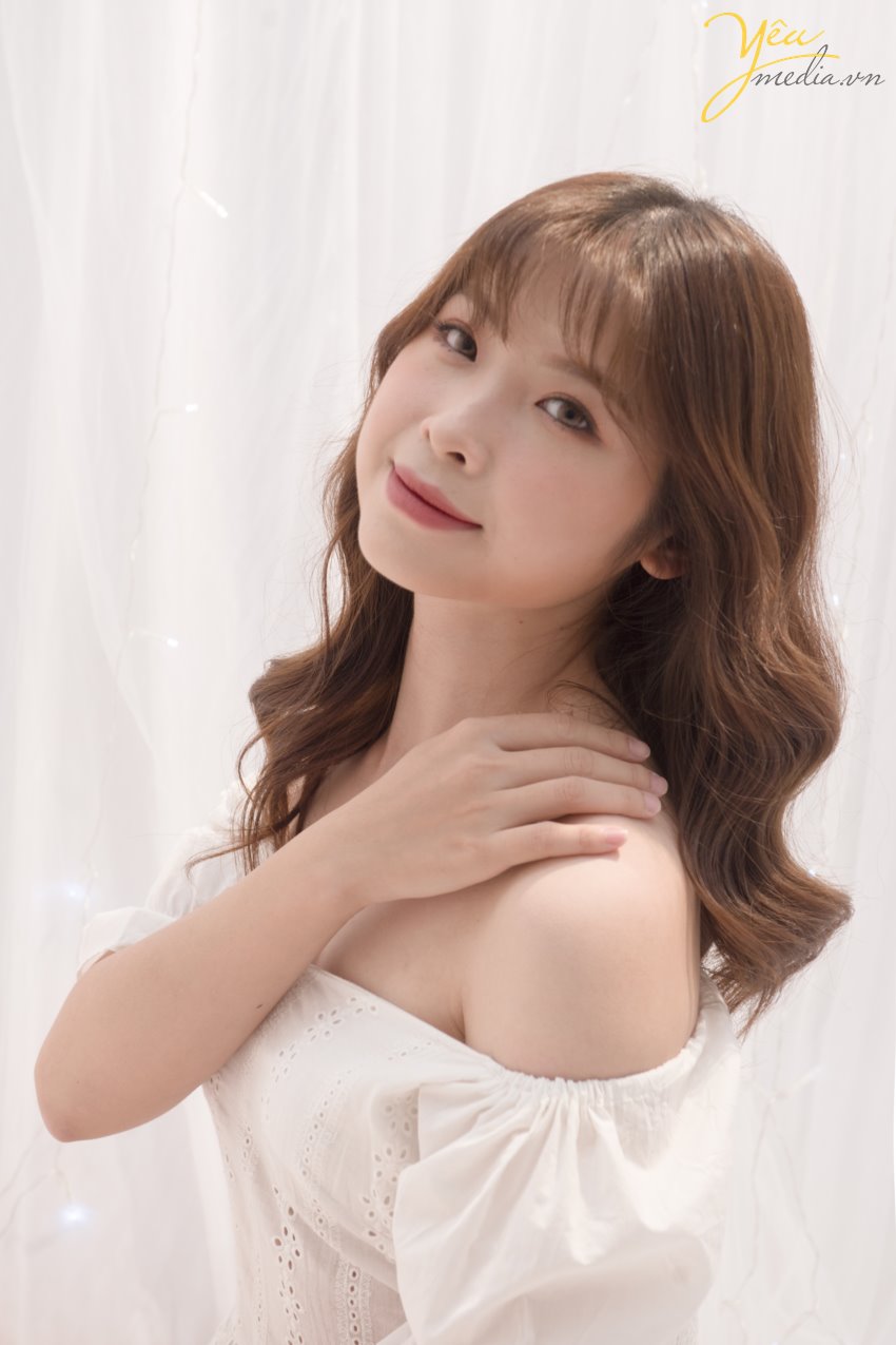 Chụp ảnh beauty thực ra cũng là thể loại chụp chân dung có thể dùng để lưu giữ kỷ niệm vẻ đẹp khuôn mặt của người làm mẫu và bản thân từ beauty cũng đã lột tả thể loại này chụp này khuôn mặt của người làm mẫu trên bức ảnh chụp phải thật đẹp và ấn tượng. Chụp ảnh beauty thường xuyên được chụp trong studio và được kết hợp với ánh sáng lung linh huyền ảo  Khi chụp beauty, model sẽ thực sực ấn tượng hay nổi bật khi được đặt cạnh những phụ kiện đẹp, ấn tượng hay rực rỡ như gương và đèn, khi ấy, model vừa toát ra được vẻ đẹp vốn có, vừa thêm phần quyến rũ, hút mắt người xem … Dưới đây chúng sẽ ví dụ về một mẫu ảnh chụp beauty của bạn Hạnh Nguyễn trong studio của Yêu Media tại Hà Nội.