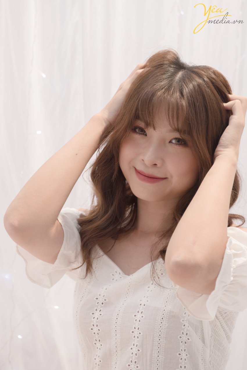 Chụp ảnh beauty thực ra cũng là thể loại chụp chân dung có thể dùng để lưu giữ kỷ niệm vẻ đẹp khuôn mặt của người làm mẫu và bản thân từ beauty cũng đã lột tả thể loại này chụp này khuôn mặt của người làm mẫu trên bức ảnh chụp phải thật đẹp và ấn tượng. Chụp ảnh beauty thường xuyên được chụp trong studio và được kết hợp với ánh sáng lung linh huyền ảo  Khi chụp beauty, model sẽ thực sực ấn tượng hay nổi bật khi được đặt cạnh những phụ kiện đẹp, ấn tượng hay rực rỡ như gương và đèn, khi ấy, model vừa toát ra được vẻ đẹp vốn có, vừa thêm phần quyến rũ, hút mắt người xem … Dưới đây chúng sẽ ví dụ về một mẫu ảnh chụp beauty của bạn Hạnh Nguyễn trong studio của Yêu Media tại Hà Nội.