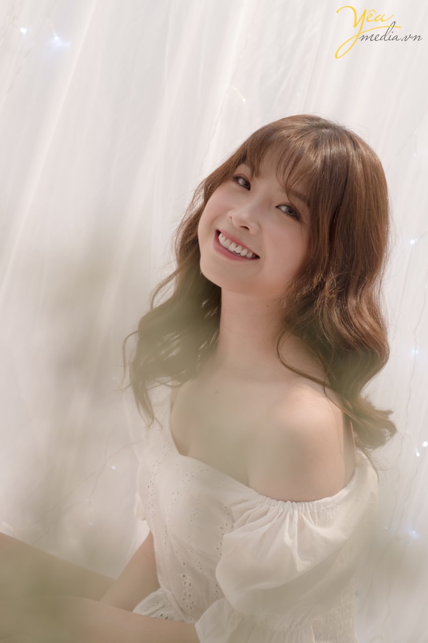 Chụp ảnh beauty thực ra cũng là thể loại chụp chân dung có thể dùng để lưu giữ kỷ niệm vẻ đẹp khuôn mặt của người làm mẫu và bản thân từ beauty cũng đã lột tả thể loại này chụp này khuôn mặt của người làm mẫu trên bức ảnh chụp phải thật đẹp và ấn tượng. Chụp ảnh beauty thường xuyên được chụp trong studio và được kết hợp với ánh sáng lung linh huyền ảo  Khi chụp beauty, model sẽ thực sực ấn tượng hay nổi bật khi được đặt cạnh những phụ kiện đẹp, ấn tượng hay rực rỡ như gương và đèn, khi ấy, model vừa toát ra được vẻ đẹp vốn có, vừa thêm phần quyến rũ, hút mắt người xem … Dưới đây chúng sẽ ví dụ về một mẫu ảnh chụp beauty của bạn Hạnh Nguyễn trong studio của Yêu Media tại Hà Nội.