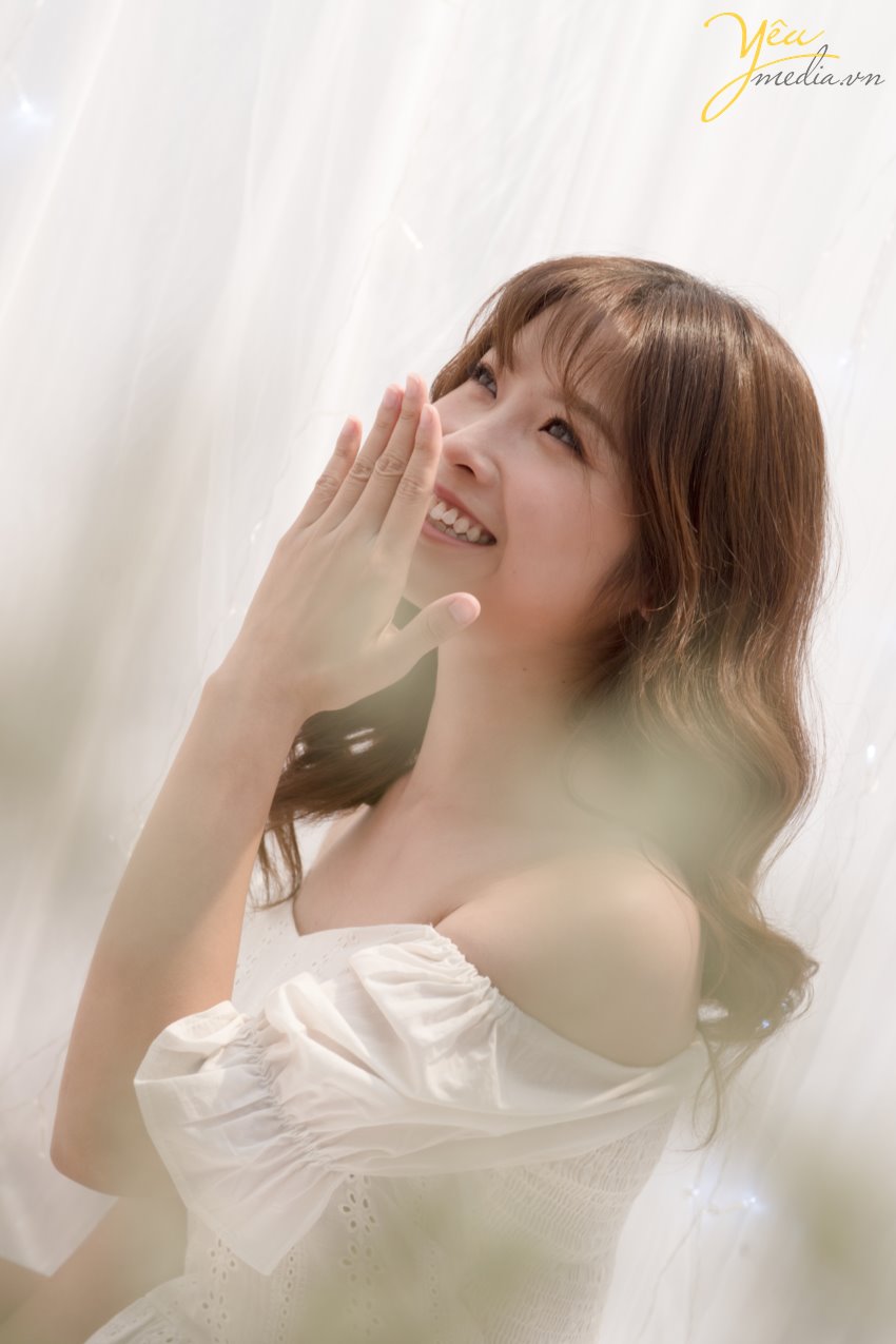 Chụp ảnh beauty thực ra cũng là thể loại chụp chân dung có thể dùng để lưu giữ kỷ niệm vẻ đẹp khuôn mặt của người làm mẫu và bản thân từ beauty cũng đã lột tả thể loại này chụp này khuôn mặt của người làm mẫu trên bức ảnh chụp phải thật đẹp và ấn tượng. Chụp ảnh beauty thường xuyên được chụp trong studio và được kết hợp với ánh sáng lung linh huyền ảo  Khi chụp beauty, model sẽ thực sực ấn tượng hay nổi bật khi được đặt cạnh những phụ kiện đẹp, ấn tượng hay rực rỡ như gương và đèn, khi ấy, model vừa toát ra được vẻ đẹp vốn có, vừa thêm phần quyến rũ, hút mắt người xem … Dưới đây chúng sẽ ví dụ về một mẫu ảnh chụp beauty của bạn Hạnh Nguyễn trong studio của Yêu Media tại Hà Nội.