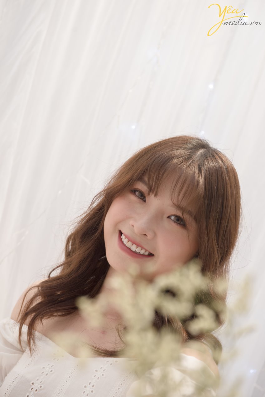 Chụp ảnh beauty thực ra cũng là thể loại chụp chân dung có thể dùng để lưu giữ kỷ niệm vẻ đẹp khuôn mặt của người làm mẫu và bản thân từ beauty cũng đã lột tả thể loại này chụp này khuôn mặt của người làm mẫu trên bức ảnh chụp phải thật đẹp và ấn tượng. Chụp ảnh beauty thường xuyên được chụp trong studio và được kết hợp với ánh sáng lung linh huyền ảo  Khi chụp beauty, model sẽ thực sực ấn tượng hay nổi bật khi được đặt cạnh những phụ kiện đẹp, ấn tượng hay rực rỡ như gương và đèn, khi ấy, model vừa toát ra được vẻ đẹp vốn có, vừa thêm phần quyến rũ, hút mắt người xem … Dưới đây chúng sẽ ví dụ về một mẫu ảnh chụp beauty của bạn Hạnh Nguyễn trong studio của Yêu Media tại Hà Nội.