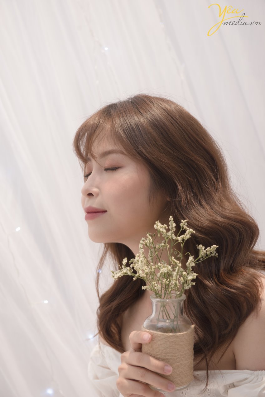 Chụp ảnh beauty thực ra cũng là thể loại chụp chân dung có thể dùng để lưu giữ kỷ niệm vẻ đẹp khuôn mặt của người làm mẫu và bản thân từ beauty cũng đã lột tả thể loại này chụp này khuôn mặt của người làm mẫu trên bức ảnh chụp phải thật đẹp và ấn tượng. Chụp ảnh beauty thường xuyên được chụp trong studio và được kết hợp với ánh sáng lung linh huyền ảo  Khi chụp beauty, model sẽ thực sực ấn tượng hay nổi bật khi được đặt cạnh những phụ kiện đẹp, ấn tượng hay rực rỡ như gương và đèn, khi ấy, model vừa toát ra được vẻ đẹp vốn có, vừa thêm phần quyến rũ, hút mắt người xem … Dưới đây chúng sẽ ví dụ về một mẫu ảnh chụp beauty của bạn Hạnh Nguyễn trong studio của Yêu Media tại Hà Nội.