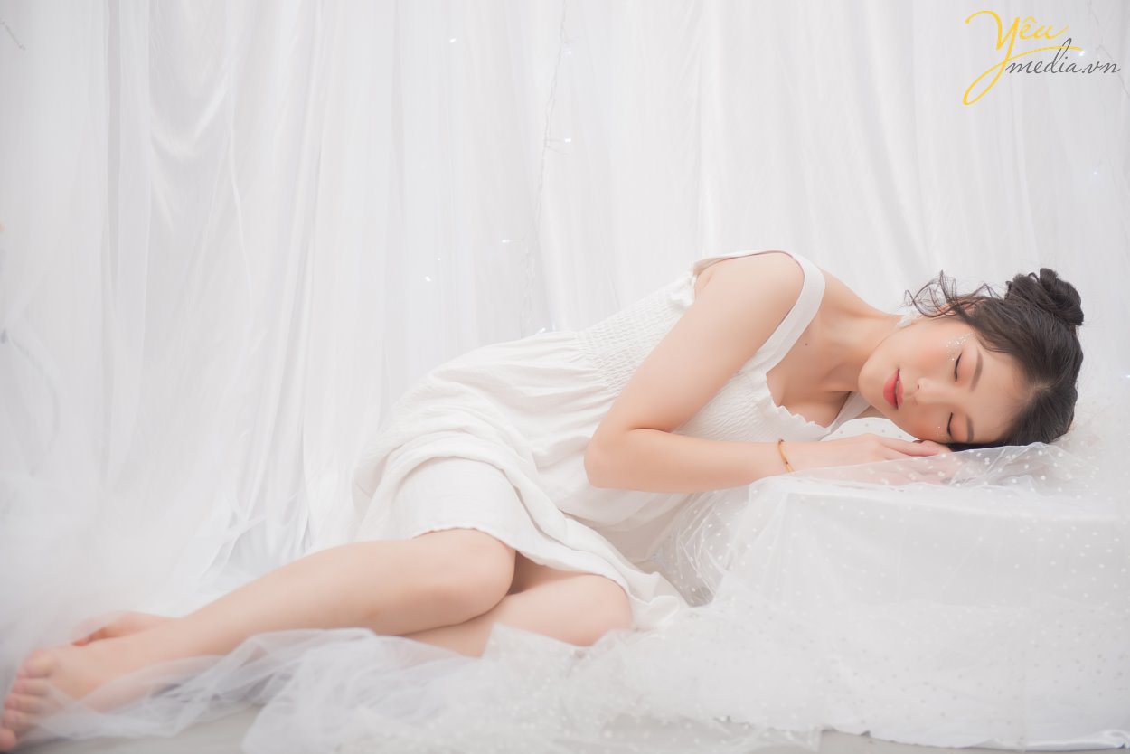 Cơn sốt mang tên “Chụp ảnh nghệ thuật”, “Chụp ảnh Beauty“, “Chụp ảnh chân dung” vẫn đang lan tỏa một cách rộng rãi trong cộng đồng. Vậy điều gì đã làm nên sự hấp dẫn không thể chối từ của những bức ảnh nghệ thuật? Chụp ảnh beauty thực ra cũng là thể loại chụp chân dung có thể dùng để lưu giữ kỷ niệm vẻ đẹp khuôn mặt của người làm mẫu và bản thân từ beauty cũng đã lột tả thể loại này chụp này khuôn mặt của người làm mẫu trên bức ảnh chụp phải thật đẹp và ấn tượng. Chụp ảnh beauty thường xuyên được chụp trong studio và được kết hợp với ánh sáng lung linh huyền ảo. Bất cứ khi nào bạn cảm thấy “bí” không gian chụp, hãy liên hệ ngay với Yêu Media để thoải mái lựa chọn những góc chụp “cực nghệ”, không gian chụp rộng rãi, thoáng đãng cùng cách bài trí khiến khách hàng luôn tràn đầy cảm hứng chụp. Yêu Media xin giới thiệu với bạn bộ ảnh mà chúng tôi thực hiện cho bạn gái Emily Phan tại Hà Nội - muốn lưu giữ tuổi 19 tươi đẹp của mình trong những bức hình nghệ thuật.