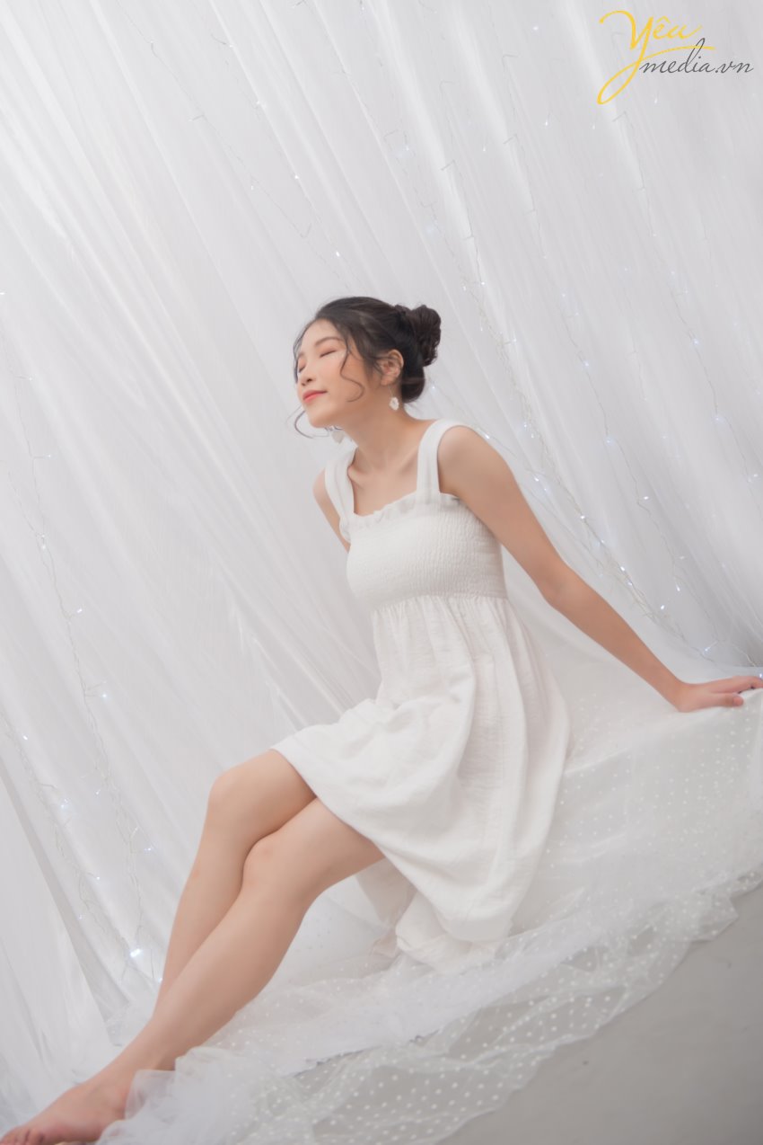 Cơn sốt mang tên “Chụp ảnh nghệ thuật”, “Chụp ảnh Beauty“, “Chụp ảnh chân dung” vẫn đang lan tỏa một cách rộng rãi trong cộng đồng. Vậy điều gì đã làm nên sự hấp dẫn không thể chối từ của những bức ảnh nghệ thuật? Chụp ảnh beauty thực ra cũng là thể loại chụp chân dung có thể dùng để lưu giữ kỷ niệm vẻ đẹp khuôn mặt của người làm mẫu và bản thân từ beauty cũng đã lột tả thể loại này chụp này khuôn mặt của người làm mẫu trên bức ảnh chụp phải thật đẹp và ấn tượng. Chụp ảnh beauty thường xuyên được chụp trong studio và được kết hợp với ánh sáng lung linh huyền ảo. Bất cứ khi nào bạn cảm thấy “bí” không gian chụp, hãy liên hệ ngay với Yêu Media để thoải mái lựa chọn những góc chụp “cực nghệ”, không gian chụp rộng rãi, thoáng đãng cùng cách bài trí khiến khách hàng luôn tràn đầy cảm hứng chụp. Yêu Media xin giới thiệu với bạn bộ ảnh mà chúng tôi thực hiện cho bạn gái Emily Phan tại Hà Nội - muốn lưu giữ tuổi 19 tươi đẹp của mình trong những bức hình nghệ thuật.