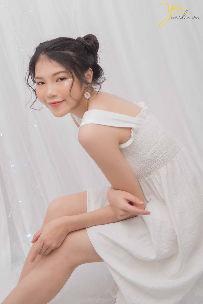 Cơn sốt mang tên “Chụp ảnh nghệ thuật”, “Chụp ảnh Beauty“, “Chụp ảnh chân dung” vẫn đang lan tỏa một cách rộng rãi trong cộng đồng. Vậy điều gì đã làm nên sự hấp dẫn không thể chối từ của những bức ảnh nghệ thuật? Chụp ảnh beauty thực ra cũng là thể loại chụp chân dung có thể dùng để lưu giữ kỷ niệm vẻ đẹp khuôn mặt của người làm mẫu và bản thân từ beauty cũng đã lột tả thể loại này chụp này khuôn mặt của người làm mẫu trên bức ảnh chụp phải thật đẹp và ấn tượng. Chụp ảnh beauty thường xuyên được chụp trong studio và được kết hợp với ánh sáng lung linh huyền ảo. Bất cứ khi nào bạn cảm thấy “bí” không gian chụp, hãy liên hệ ngay với Yêu Media để thoải mái lựa chọn những góc chụp “cực nghệ”, không gian chụp rộng rãi, thoáng đãng cùng cách bài trí khiến khách hàng luôn tràn đầy cảm hứng chụp. Yêu Media xin giới thiệu với bạn bộ ảnh mà chúng tôi thực hiện cho bạn gái Emily Phan tại Hà Nội - muốn lưu giữ tuổi 19 tươi đẹp của mình trong những bức hình nghệ thuật.