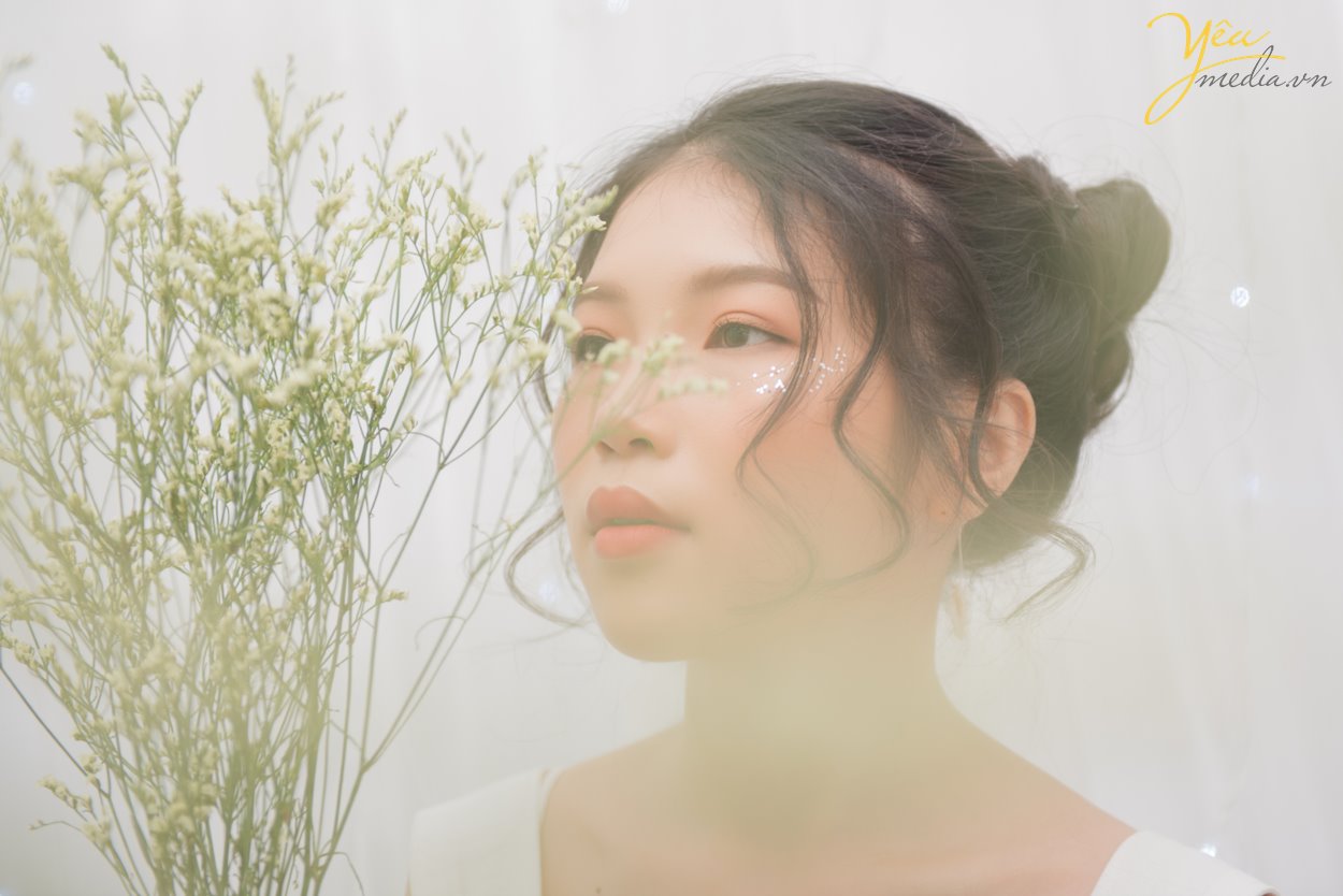 Cơn sốt mang tên “Chụp ảnh nghệ thuật”, “Chụp ảnh Beauty“, “Chụp ảnh chân dung” vẫn đang lan tỏa một cách rộng rãi trong cộng đồng. Vậy điều gì đã làm nên sự hấp dẫn không thể chối từ của những bức ảnh nghệ thuật? Chụp ảnh beauty thực ra cũng là thể loại chụp chân dung có thể dùng để lưu giữ kỷ niệm vẻ đẹp khuôn mặt của người làm mẫu và bản thân từ beauty cũng đã lột tả thể loại này chụp này khuôn mặt của người làm mẫu trên bức ảnh chụp phải thật đẹp và ấn tượng. Chụp ảnh beauty thường xuyên được chụp trong studio và được kết hợp với ánh sáng lung linh huyền ảo. Bất cứ khi nào bạn cảm thấy “bí” không gian chụp, hãy liên hệ ngay với Yêu Media để thoải mái lựa chọn những góc chụp “cực nghệ”, không gian chụp rộng rãi, thoáng đãng cùng cách bài trí khiến khách hàng luôn tràn đầy cảm hứng chụp. Yêu Media xin giới thiệu với bạn bộ ảnh mà chúng tôi thực hiện cho bạn gái Emily Phan tại Hà Nội - muốn lưu giữ tuổi 19 tươi đẹp của mình trong những bức hình nghệ thuật.