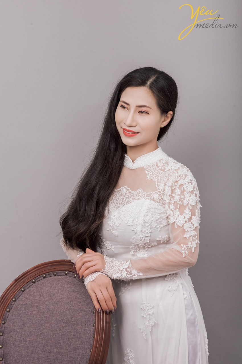 phụ nữ việt nam mặc áo dài hoa