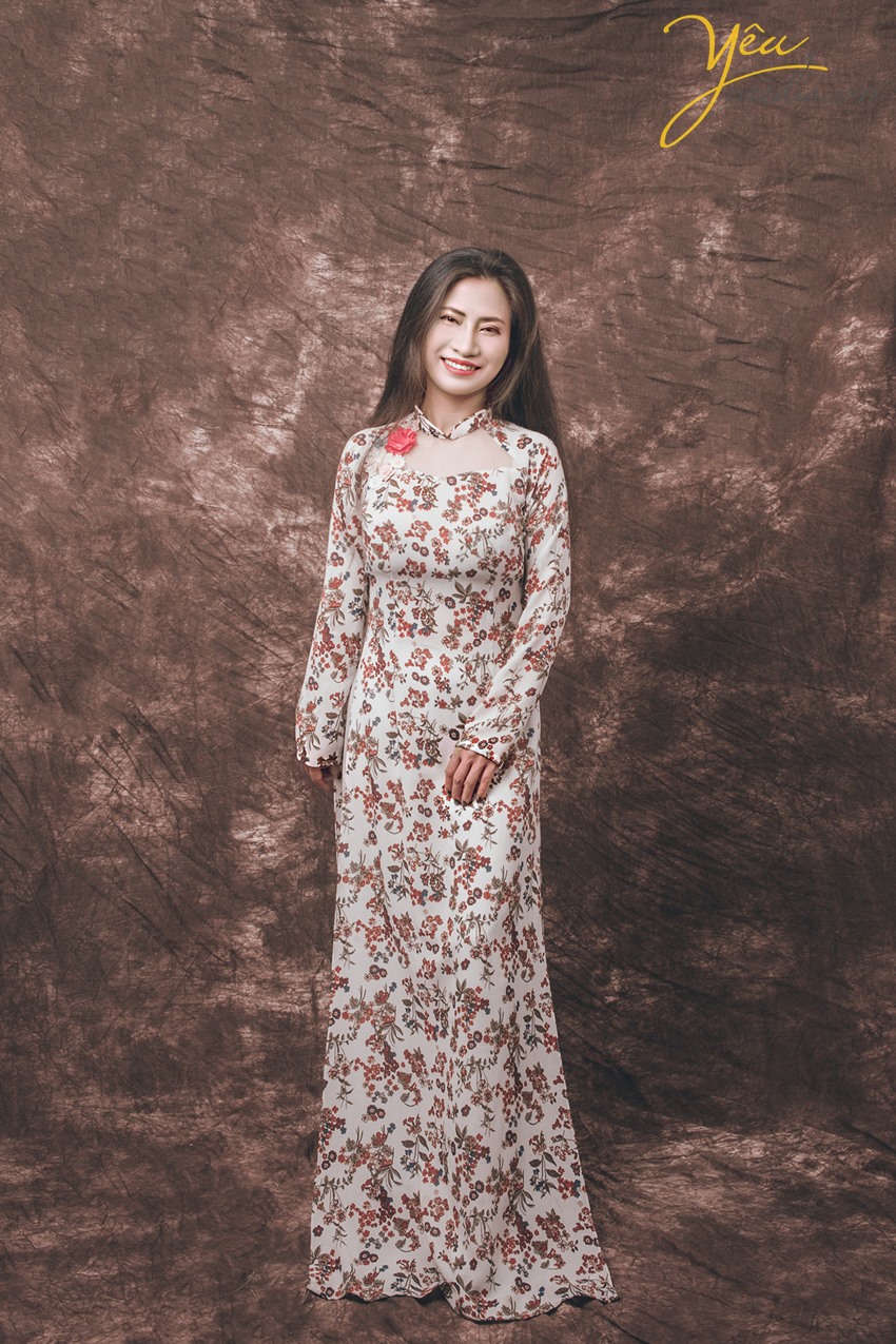 phụ nữ việt nam mặc áo dài hoa