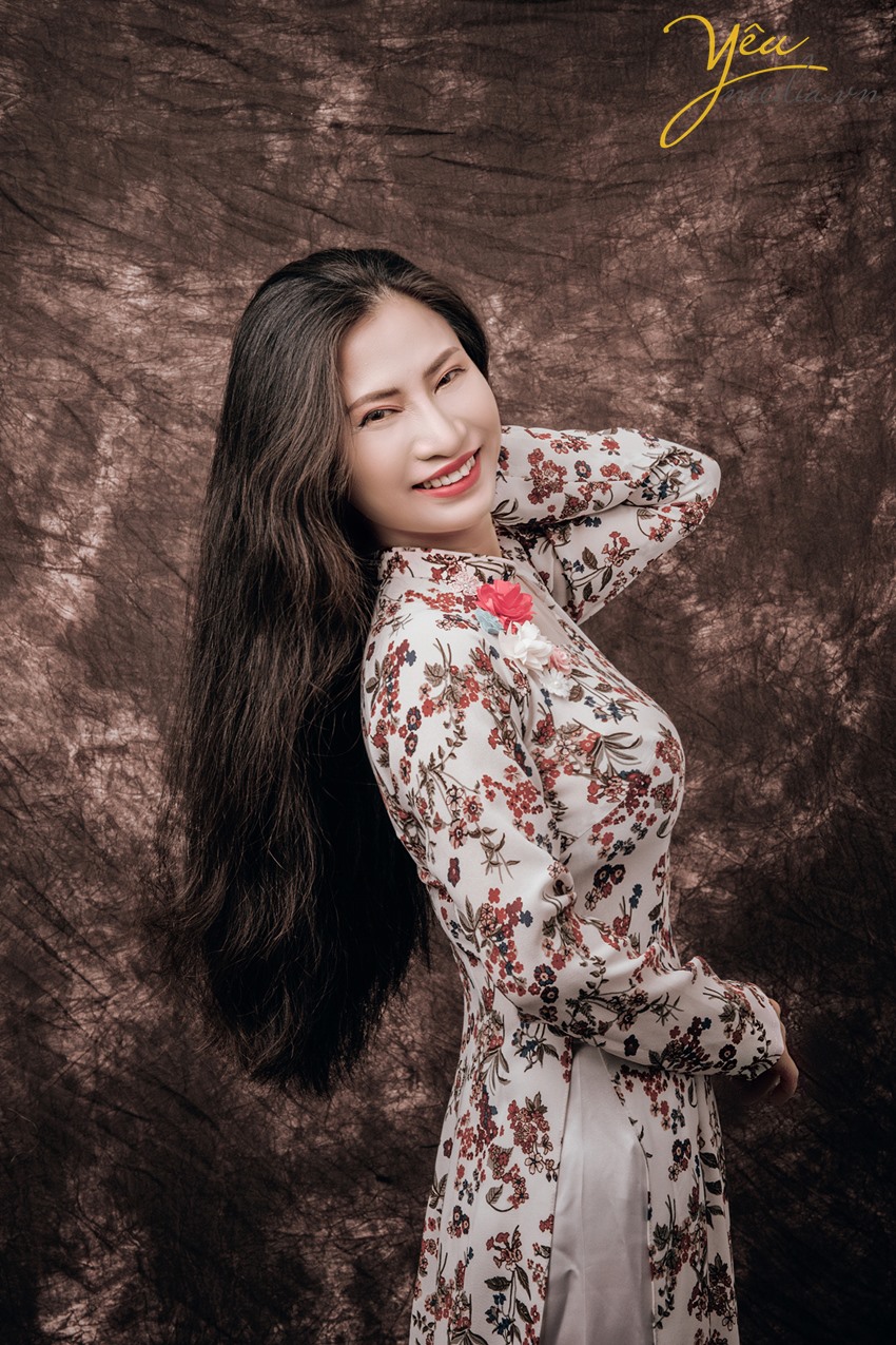 phụ nữ việt nam mặc áo dài hoa