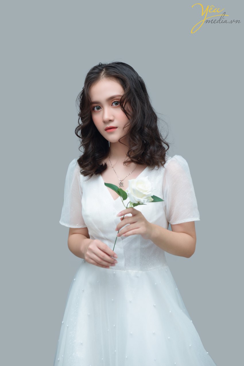 Đã qua rồi cái thời muốn có một bộ ảnh đẹp là phải chuẩn bị kỳ công, ra ngoại thành, tìm địa điểm chụp có mây gió cây cối xinh đẹp, vác theo lỉnh kỉnh nào đạo cụ nào quần áo... rồi nhé. Bây giờ, ngoài những sự lựa chọn thoải mái như siêu thị "sống ảo", đường phố, quán cafe... thì giới trẻ còn có thêm 1 loạt các studio trong nhà vô cùng xinh xắn, đáng yêu, đúng kiểu "1 mét vuông chụp được 1 bộ ảnh". Studio chụp ảnh thời nay không chỉ dành riêng cho ảnh cưới, mà còn dành để chụp ảnh chân dung, ảnh "nghệ nghệ", ảnh cặp đôi tình tứ..., gọi chung là Chụp ảnh có concept. Với nhu cầu đó, các studio luôn đầu tư hết mình vào đạo cụ, màu sắc... để các bạn trẻ có thể cho ra đời những bộ ảnh chất lừ! Bạn chỉ việc đến, make up và chụp mà thôi! Đảm bảo không thua gì ảnh tạp chí.