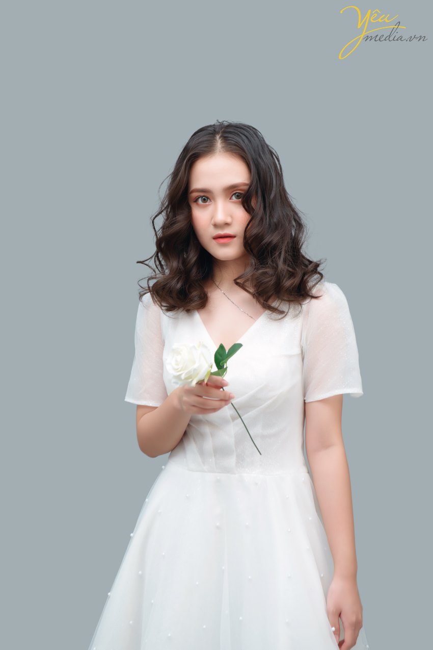 Đã qua rồi cái thời muốn có một bộ ảnh đẹp là phải chuẩn bị kỳ công, ra ngoại thành, tìm địa điểm chụp có mây gió cây cối xinh đẹp, vác theo lỉnh kỉnh nào đạo cụ nào quần áo... rồi nhé. Bây giờ, ngoài những sự lựa chọn thoải mái như siêu thị "sống ảo", đường phố, quán cafe... thì giới trẻ còn có thêm 1 loạt các studio trong nhà vô cùng xinh xắn, đáng yêu, đúng kiểu "1 mét vuông chụp được 1 bộ ảnh". Studio chụp ảnh thời nay không chỉ dành riêng cho ảnh cưới, mà còn dành để chụp ảnh chân dung, ảnh "nghệ nghệ", ảnh cặp đôi tình tứ..., gọi chung là Chụp ảnh có concept. Với nhu cầu đó, các studio luôn đầu tư hết mình vào đạo cụ, màu sắc... để các bạn trẻ có thể cho ra đời những bộ ảnh chất lừ! Bạn chỉ việc đến, make up và chụp mà thôi! Đảm bảo không thua gì ảnh tạp chí.