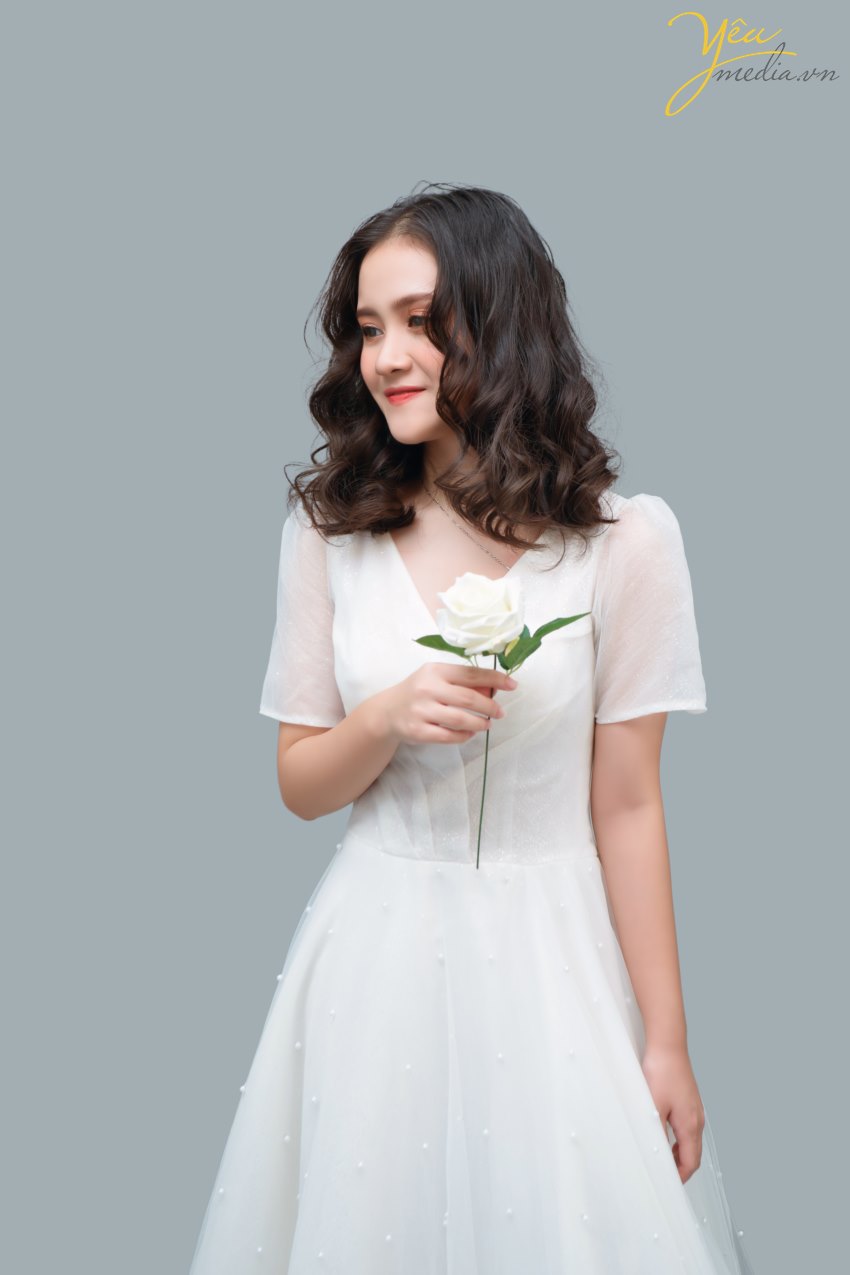 Đã qua rồi cái thời muốn có một bộ ảnh đẹp là phải chuẩn bị kỳ công, ra ngoại thành, tìm địa điểm chụp có mây gió cây cối xinh đẹp, vác theo lỉnh kỉnh nào đạo cụ nào quần áo... rồi nhé. Bây giờ, ngoài những sự lựa chọn thoải mái như siêu thị "sống ảo", đường phố, quán cafe... thì giới trẻ còn có thêm 1 loạt các studio trong nhà vô cùng xinh xắn, đáng yêu, đúng kiểu "1 mét vuông chụp được 1 bộ ảnh". Studio chụp ảnh thời nay không chỉ dành riêng cho ảnh cưới, mà còn dành để chụp ảnh chân dung, ảnh "nghệ nghệ", ảnh cặp đôi tình tứ..., gọi chung là Chụp ảnh có concept. Với nhu cầu đó, các studio luôn đầu tư hết mình vào đạo cụ, màu sắc... để các bạn trẻ có thể cho ra đời những bộ ảnh chất lừ! Bạn chỉ việc đến, make up và chụp mà thôi! Đảm bảo không thua gì ảnh tạp chí.