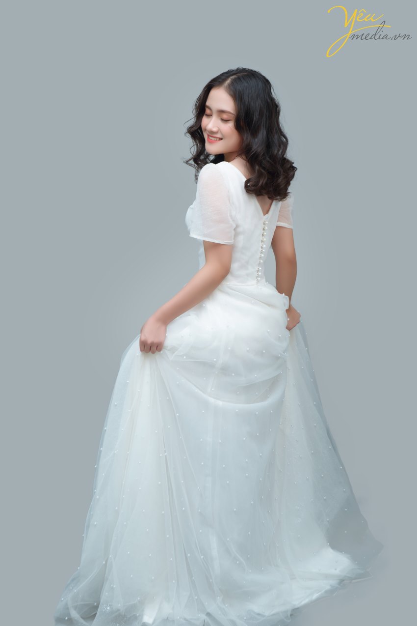 Đã qua rồi cái thời muốn có một bộ ảnh đẹp là phải chuẩn bị kỳ công, ra ngoại thành, tìm địa điểm chụp có mây gió cây cối xinh đẹp, vác theo lỉnh kỉnh nào đạo cụ nào quần áo... rồi nhé. Bây giờ, ngoài những sự lựa chọn thoải mái như siêu thị "sống ảo", đường phố, quán cafe... thì giới trẻ còn có thêm 1 loạt các studio trong nhà vô cùng xinh xắn, đáng yêu, đúng kiểu "1 mét vuông chụp được 1 bộ ảnh". Studio chụp ảnh thời nay không chỉ dành riêng cho ảnh cưới, mà còn dành để chụp ảnh chân dung, ảnh "nghệ nghệ", ảnh cặp đôi tình tứ..., gọi chung là Chụp ảnh có concept. Với nhu cầu đó, các studio luôn đầu tư hết mình vào đạo cụ, màu sắc... để các bạn trẻ có thể cho ra đời những bộ ảnh chất lừ! Bạn chỉ việc đến, make up và chụp mà thôi! Đảm bảo không thua gì ảnh tạp chí.