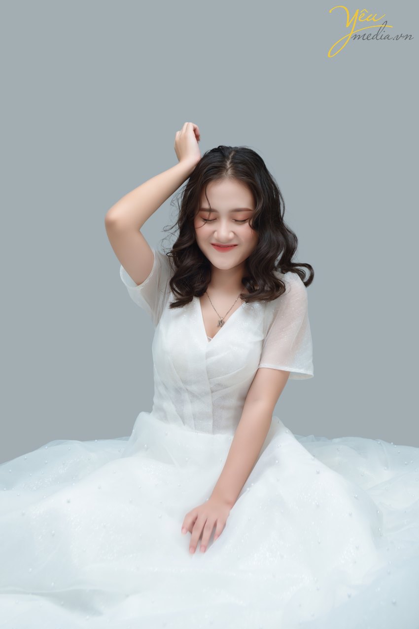 Đã qua rồi cái thời muốn có một bộ ảnh đẹp là phải chuẩn bị kỳ công, ra ngoại thành, tìm địa điểm chụp có mây gió cây cối xinh đẹp, vác theo lỉnh kỉnh nào đạo cụ nào quần áo... rồi nhé. Bây giờ, ngoài những sự lựa chọn thoải mái như siêu thị "sống ảo", đường phố, quán cafe... thì giới trẻ còn có thêm 1 loạt các studio trong nhà vô cùng xinh xắn, đáng yêu, đúng kiểu "1 mét vuông chụp được 1 bộ ảnh". Studio chụp ảnh thời nay không chỉ dành riêng cho ảnh cưới, mà còn dành để chụp ảnh chân dung, ảnh "nghệ nghệ", ảnh cặp đôi tình tứ..., gọi chung là Chụp ảnh có concept. Với nhu cầu đó, các studio luôn đầu tư hết mình vào đạo cụ, màu sắc... để các bạn trẻ có thể cho ra đời những bộ ảnh chất lừ! Bạn chỉ việc đến, make up và chụp mà thôi! Đảm bảo không thua gì ảnh tạp chí.