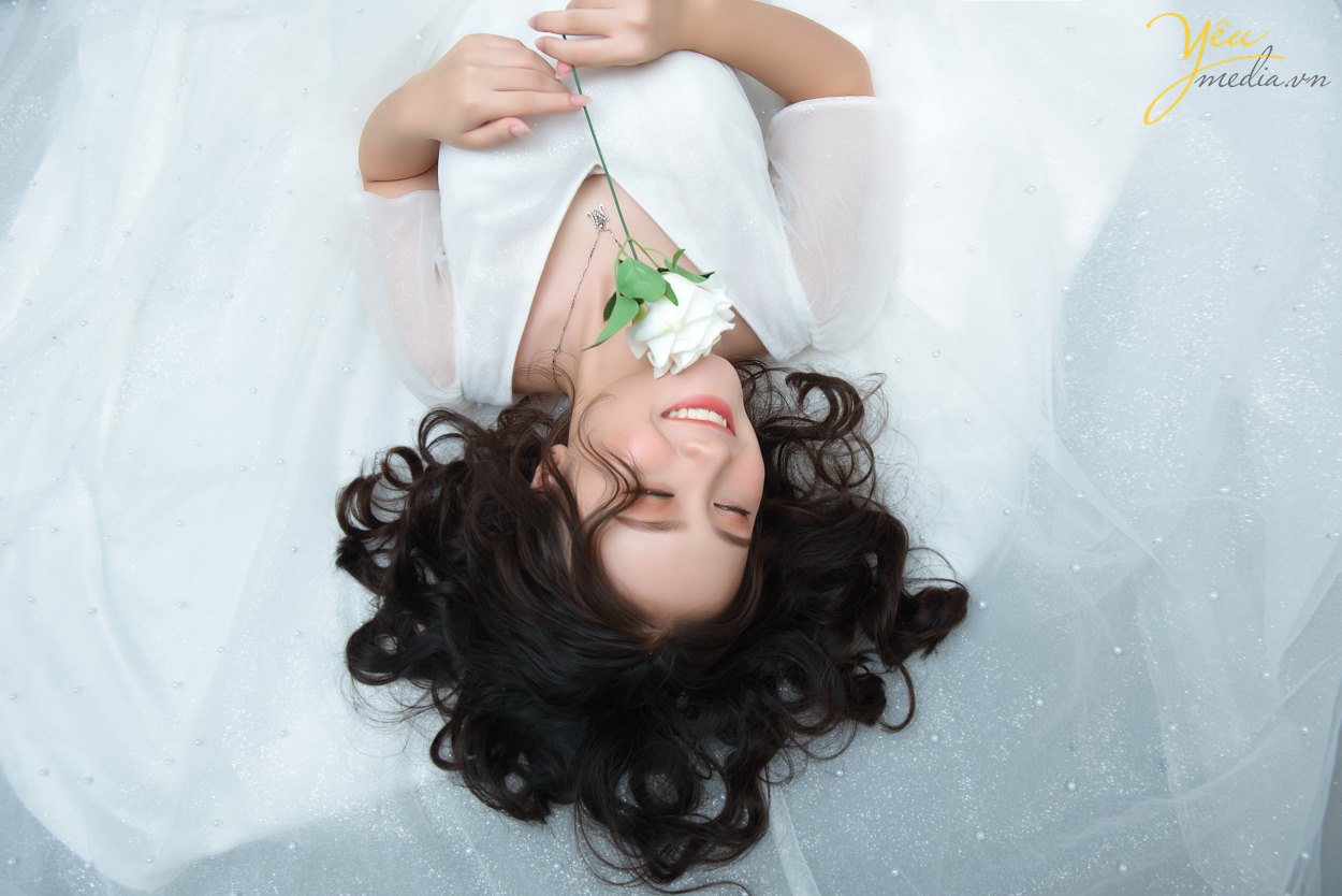 Đã qua rồi cái thời muốn có một bộ ảnh đẹp là phải chuẩn bị kỳ công, ra ngoại thành, tìm địa điểm chụp có mây gió cây cối xinh đẹp, vác theo lỉnh kỉnh nào đạo cụ nào quần áo... rồi nhé. Bây giờ, ngoài những sự lựa chọn thoải mái như siêu thị "sống ảo", đường phố, quán cafe... thì giới trẻ còn có thêm 1 loạt các studio trong nhà vô cùng xinh xắn, đáng yêu, đúng kiểu "1 mét vuông chụp được 1 bộ ảnh". Studio chụp ảnh thời nay không chỉ dành riêng cho ảnh cưới, mà còn dành để chụp ảnh chân dung, ảnh "nghệ nghệ", ảnh cặp đôi tình tứ..., gọi chung là Chụp ảnh có concept. Với nhu cầu đó, các studio luôn đầu tư hết mình vào đạo cụ, màu sắc... để các bạn trẻ có thể cho ra đời những bộ ảnh chất lừ! Bạn chỉ việc đến, make up và chụp mà thôi! Đảm bảo không thua gì ảnh tạp chí.