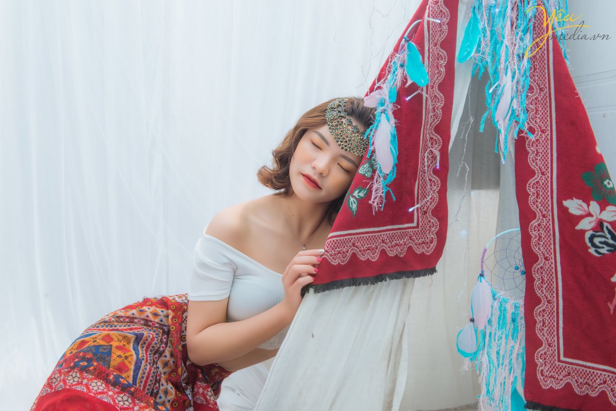 Ở Việt Nam, chụp ảnh theo phong cách bohemian đang trở nên quen thuộc và thịnh hành hơn. Để toát hết lên nét đẹp của phong cách du mục, các bạn cần chọn lựa cho mình trang phục phù hợp với phong cách này.   Phong cách du mục thường có màu chủ đạo là màu trắng - điểm xuyết màu đỏ, sự kết hợp hoàn hảo giữa các loại dây da, lông vũ. Để tạo bối cảnh du mục, không thể bỏ qua những chiếc lều trắng nhỏ, thảm lông và những phụ kiện xinh đẹp dành được làm từ lông vũ nhiều màu sắc.  Với những bạn trẻ mong muốn thực hiện bộ ảnh Bohochic như My Shu - cô nàng 18 tuổi sính sống tại Hà Nội - mà lại không có điều kiện đi ngoại cảnh xa - thì Yêu Media đã có 1 giải pháp dành cho bạn: đó là set chụp ảnh beauty VIP được thực hiện concept vintage - bohemien ngay tại studio của chúng tôi.   Nếu cần tư vấn thêm về ý tưởng thực hiện, đừng ngại ngần liên hệ với tư vấn viên của Yêu Media nhé bạn!