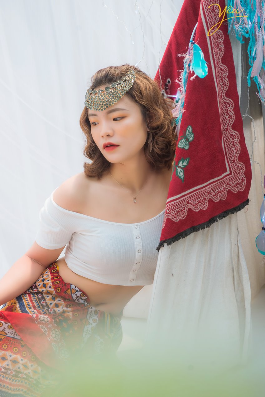 Ở Việt Nam, chụp ảnh theo phong cách bohemian đang trở nên quen thuộc và thịnh hành hơn. Để toát hết lên nét đẹp của phong cách du mục, các bạn cần chọn lựa cho mình trang phục phù hợp với phong cách này.   Phong cách du mục thường có màu chủ đạo là màu trắng - điểm xuyết màu đỏ, sự kết hợp hoàn hảo giữa các loại dây da, lông vũ. Để tạo bối cảnh du mục, không thể bỏ qua những chiếc lều trắng nhỏ, thảm lông và những phụ kiện xinh đẹp dành được làm từ lông vũ nhiều màu sắc.  Với những bạn trẻ mong muốn thực hiện bộ ảnh Bohochic như My Shu - cô nàng 18 tuổi sính sống tại Hà Nội - mà lại không có điều kiện đi ngoại cảnh xa - thì Yêu Media đã có 1 giải pháp dành cho bạn: đó là set chụp ảnh beauty VIP được thực hiện concept vintage - bohemien ngay tại studio của chúng tôi.   Nếu cần tư vấn thêm về ý tưởng thực hiện, đừng ngại ngần liên hệ với tư vấn viên của Yêu Media nhé bạn!