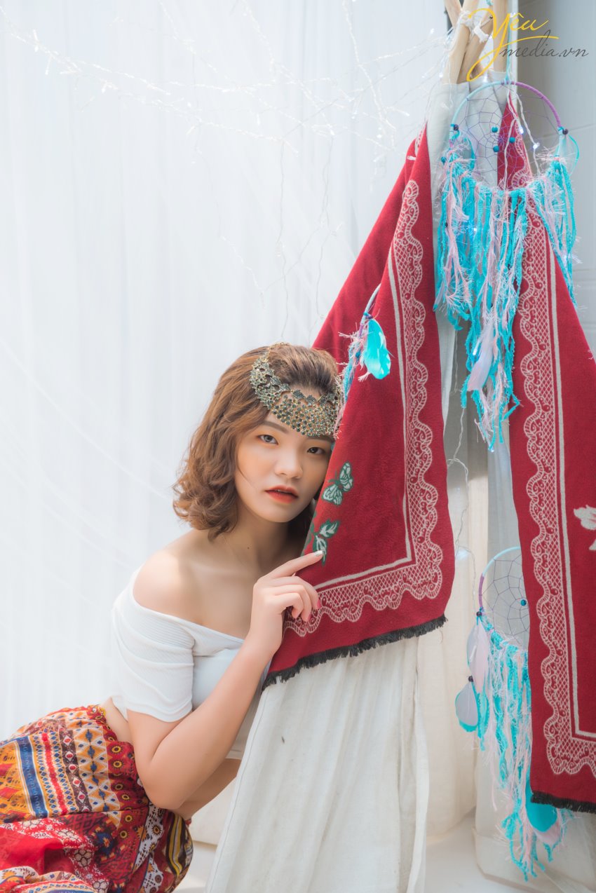 Ở Việt Nam, chụp ảnh theo phong cách bohemian đang trở nên quen thuộc và thịnh hành hơn. Để toát hết lên nét đẹp của phong cách du mục, các bạn cần chọn lựa cho mình trang phục phù hợp với phong cách này.   Phong cách du mục thường có màu chủ đạo là màu trắng - điểm xuyết màu đỏ, sự kết hợp hoàn hảo giữa các loại dây da, lông vũ. Để tạo bối cảnh du mục, không thể bỏ qua những chiếc lều trắng nhỏ, thảm lông và những phụ kiện xinh đẹp dành được làm từ lông vũ nhiều màu sắc.  Với những bạn trẻ mong muốn thực hiện bộ ảnh Bohochic như My Shu - cô nàng 18 tuổi sính sống tại Hà Nội - mà lại không có điều kiện đi ngoại cảnh xa - thì Yêu Media đã có 1 giải pháp dành cho bạn: đó là set chụp ảnh beauty VIP được thực hiện concept vintage - bohemien ngay tại studio của chúng tôi.   Nếu cần tư vấn thêm về ý tưởng thực hiện, đừng ngại ngần liên hệ với tư vấn viên của Yêu Media nhé bạn!