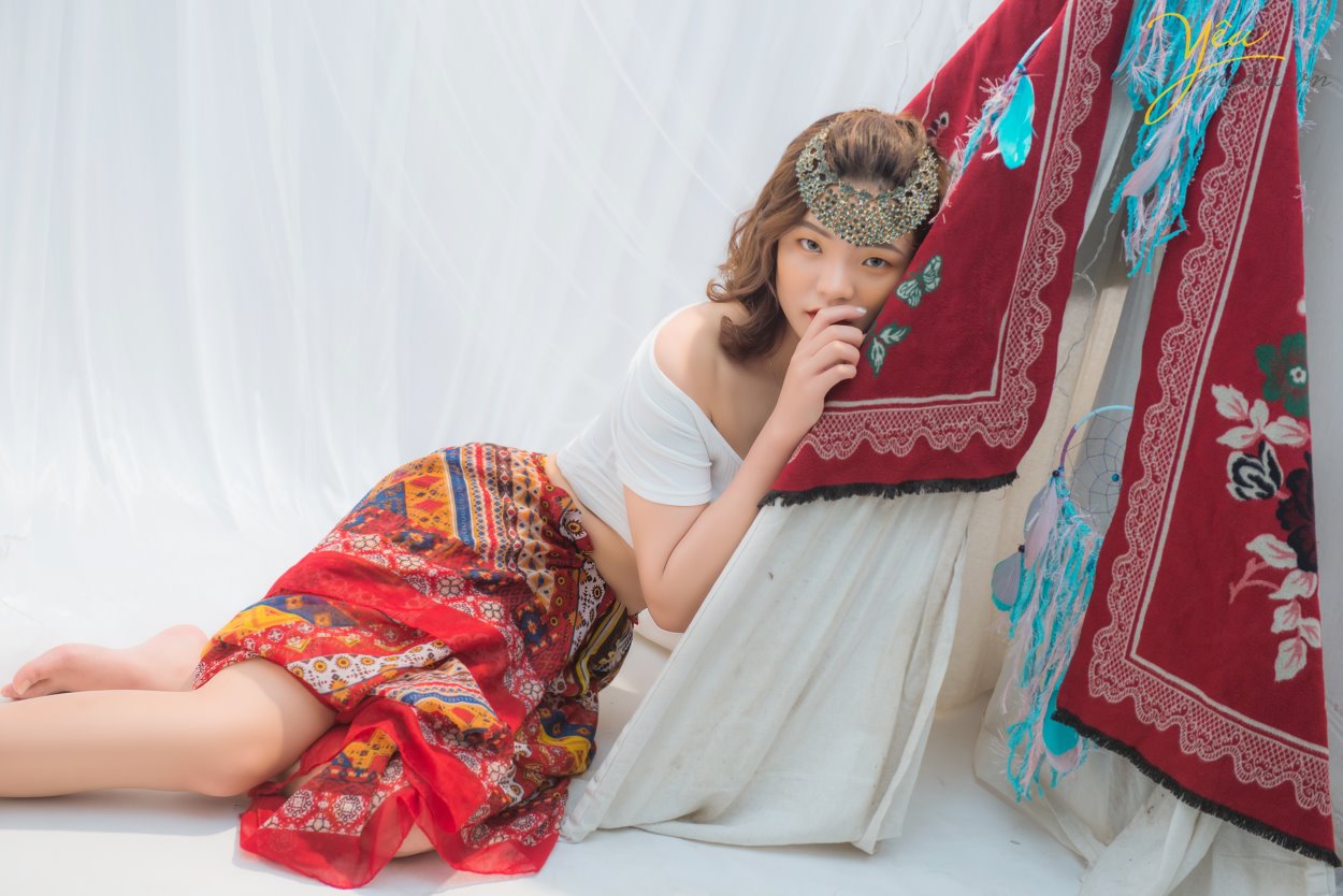 Ở Việt Nam, chụp ảnh theo phong cách bohemian đang trở nên quen thuộc và thịnh hành hơn. Để toát hết lên nét đẹp của phong cách du mục, các bạn cần chọn lựa cho mình trang phục phù hợp với phong cách này.   Phong cách du mục thường có màu chủ đạo là màu trắng - điểm xuyết màu đỏ, sự kết hợp hoàn hảo giữa các loại dây da, lông vũ. Để tạo bối cảnh du mục, không thể bỏ qua những chiếc lều trắng nhỏ, thảm lông và những phụ kiện xinh đẹp dành được làm từ lông vũ nhiều màu sắc.  Với những bạn trẻ mong muốn thực hiện bộ ảnh Bohochic như My Shu - cô nàng 18 tuổi sính sống tại Hà Nội - mà lại không có điều kiện đi ngoại cảnh xa - thì Yêu Media đã có 1 giải pháp dành cho bạn: đó là set chụp ảnh beauty VIP được thực hiện concept vintage - bohemien ngay tại studio của chúng tôi.   Nếu cần tư vấn thêm về ý tưởng thực hiện, đừng ngại ngần liên hệ với tư vấn viên của Yêu Media nhé bạn!