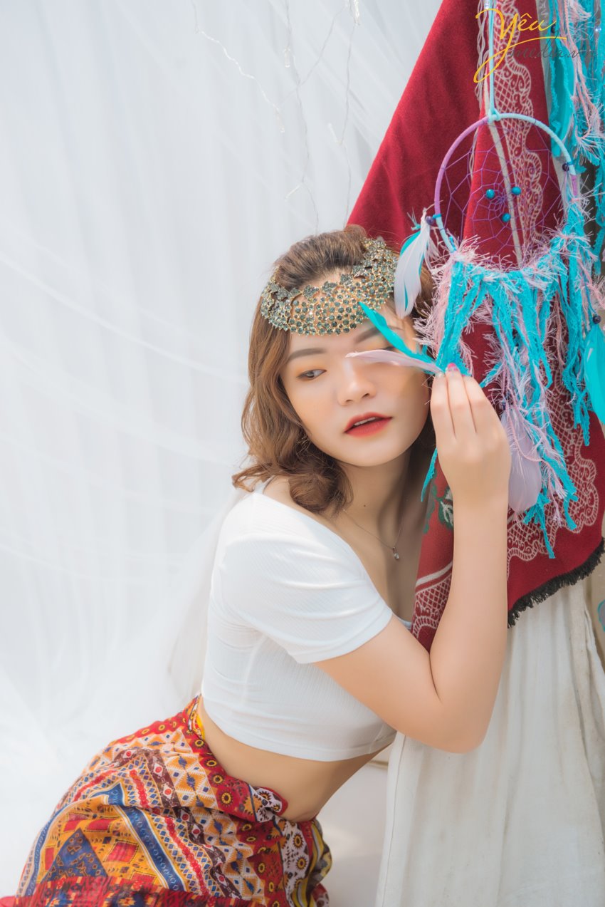 Ở Việt Nam, chụp ảnh theo phong cách bohemian đang trở nên quen thuộc và thịnh hành hơn. Để toát hết lên nét đẹp của phong cách du mục, các bạn cần chọn lựa cho mình trang phục phù hợp với phong cách này.   Phong cách du mục thường có màu chủ đạo là màu trắng - điểm xuyết màu đỏ, sự kết hợp hoàn hảo giữa các loại dây da, lông vũ. Để tạo bối cảnh du mục, không thể bỏ qua những chiếc lều trắng nhỏ, thảm lông và những phụ kiện xinh đẹp dành được làm từ lông vũ nhiều màu sắc.  Với những bạn trẻ mong muốn thực hiện bộ ảnh Bohochic như My Shu - cô nàng 18 tuổi sính sống tại Hà Nội - mà lại không có điều kiện đi ngoại cảnh xa - thì Yêu Media đã có 1 giải pháp dành cho bạn: đó là set chụp ảnh beauty VIP được thực hiện concept vintage - bohemien ngay tại studio của chúng tôi.   Nếu cần tư vấn thêm về ý tưởng thực hiện, đừng ngại ngần liên hệ với tư vấn viên của Yêu Media nhé bạn!