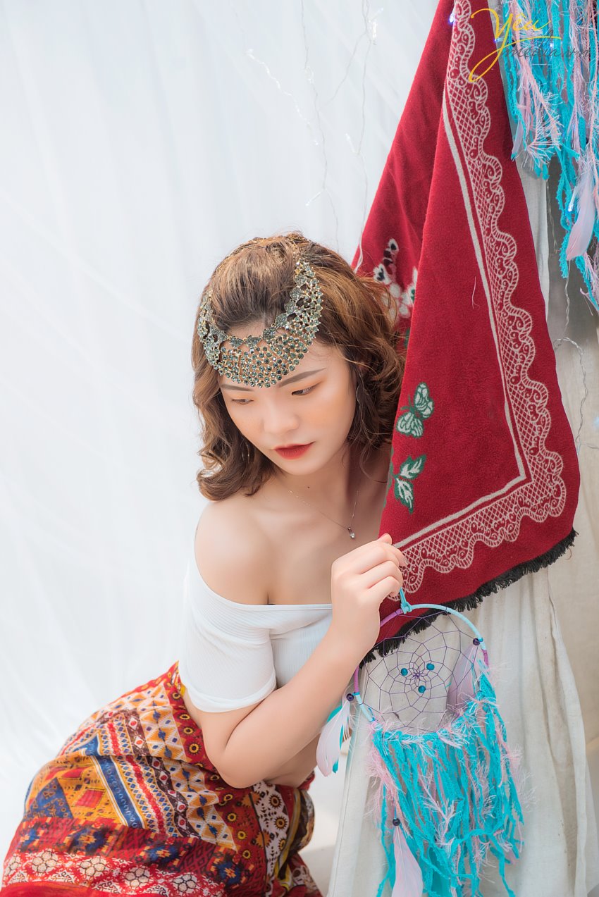Ở Việt Nam, chụp ảnh theo phong cách bohemian đang trở nên quen thuộc và thịnh hành hơn. Để toát hết lên nét đẹp của phong cách du mục, các bạn cần chọn lựa cho mình trang phục phù hợp với phong cách này.   Phong cách du mục thường có màu chủ đạo là màu trắng - điểm xuyết màu đỏ, sự kết hợp hoàn hảo giữa các loại dây da, lông vũ. Để tạo bối cảnh du mục, không thể bỏ qua những chiếc lều trắng nhỏ, thảm lông và những phụ kiện xinh đẹp dành được làm từ lông vũ nhiều màu sắc.  Với những bạn trẻ mong muốn thực hiện bộ ảnh Bohochic như My Shu - cô nàng 18 tuổi sính sống tại Hà Nội - mà lại không có điều kiện đi ngoại cảnh xa - thì Yêu Media đã có 1 giải pháp dành cho bạn: đó là set chụp ảnh beauty VIP được thực hiện concept vintage - bohemien ngay tại studio của chúng tôi.   Nếu cần tư vấn thêm về ý tưởng thực hiện, đừng ngại ngần liên hệ với tư vấn viên của Yêu Media nhé bạn!