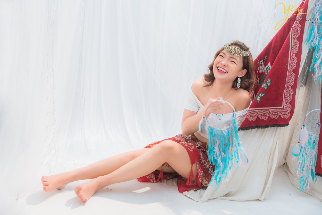 Ở Việt Nam, chụp ảnh theo phong cách bohemian đang trở nên quen thuộc và thịnh hành hơn. Để toát hết lên nét đẹp của phong cách du mục, các bạn cần chọn lựa cho mình trang phục phù hợp với phong cách này.   Phong cách du mục thường có màu chủ đạo là màu trắng - điểm xuyết màu đỏ, sự kết hợp hoàn hảo giữa các loại dây da, lông vũ. Để tạo bối cảnh du mục, không thể bỏ qua những chiếc lều trắng nhỏ, thảm lông và những phụ kiện xinh đẹp dành được làm từ lông vũ nhiều màu sắc.  Với những bạn trẻ mong muốn thực hiện bộ ảnh Bohochic như My Shu - cô nàng 18 tuổi sính sống tại Hà Nội - mà lại không có điều kiện đi ngoại cảnh xa - thì Yêu Media đã có 1 giải pháp dành cho bạn: đó là set chụp ảnh beauty VIP được thực hiện concept vintage - bohemien ngay tại studio của chúng tôi.   Nếu cần tư vấn thêm về ý tưởng thực hiện, đừng ngại ngần liên hệ với tư vấn viên của Yêu Media nhé bạn!