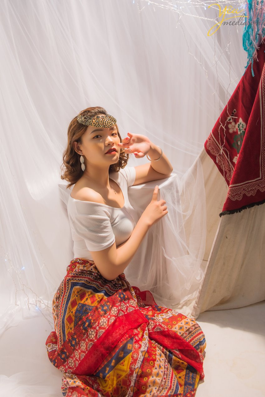 Ở Việt Nam, chụp ảnh theo phong cách bohemian đang trở nên quen thuộc và thịnh hành hơn. Để toát hết lên nét đẹp của phong cách du mục, các bạn cần chọn lựa cho mình trang phục phù hợp với phong cách này.   Phong cách du mục thường có màu chủ đạo là màu trắng - điểm xuyết màu đỏ, sự kết hợp hoàn hảo giữa các loại dây da, lông vũ. Để tạo bối cảnh du mục, không thể bỏ qua những chiếc lều trắng nhỏ, thảm lông và những phụ kiện xinh đẹp dành được làm từ lông vũ nhiều màu sắc.  Với những bạn trẻ mong muốn thực hiện bộ ảnh Bohochic như My Shu - cô nàng 18 tuổi sính sống tại Hà Nội - mà lại không có điều kiện đi ngoại cảnh xa - thì Yêu Media đã có 1 giải pháp dành cho bạn: đó là set chụp ảnh beauty VIP được thực hiện concept vintage - bohemien ngay tại studio của chúng tôi.   Nếu cần tư vấn thêm về ý tưởng thực hiện, đừng ngại ngần liên hệ với tư vấn viên của Yêu Media nhé bạn!
