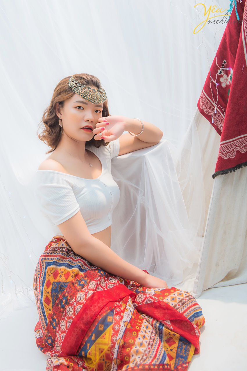 Ở Việt Nam, chụp ảnh theo phong cách bohemian đang trở nên quen thuộc và thịnh hành hơn. Để toát hết lên nét đẹp của phong cách du mục, các bạn cần chọn lựa cho mình trang phục phù hợp với phong cách này.   Phong cách du mục thường có màu chủ đạo là màu trắng - điểm xuyết màu đỏ, sự kết hợp hoàn hảo giữa các loại dây da, lông vũ. Để tạo bối cảnh du mục, không thể bỏ qua những chiếc lều trắng nhỏ, thảm lông và những phụ kiện xinh đẹp dành được làm từ lông vũ nhiều màu sắc.  Với những bạn trẻ mong muốn thực hiện bộ ảnh Bohochic như My Shu - cô nàng 18 tuổi sính sống tại Hà Nội - mà lại không có điều kiện đi ngoại cảnh xa - thì Yêu Media đã có 1 giải pháp dành cho bạn: đó là set chụp ảnh beauty VIP được thực hiện concept vintage - bohemien ngay tại studio của chúng tôi.   Nếu cần tư vấn thêm về ý tưởng thực hiện, đừng ngại ngần liên hệ với tư vấn viên của Yêu Media nhé bạn!