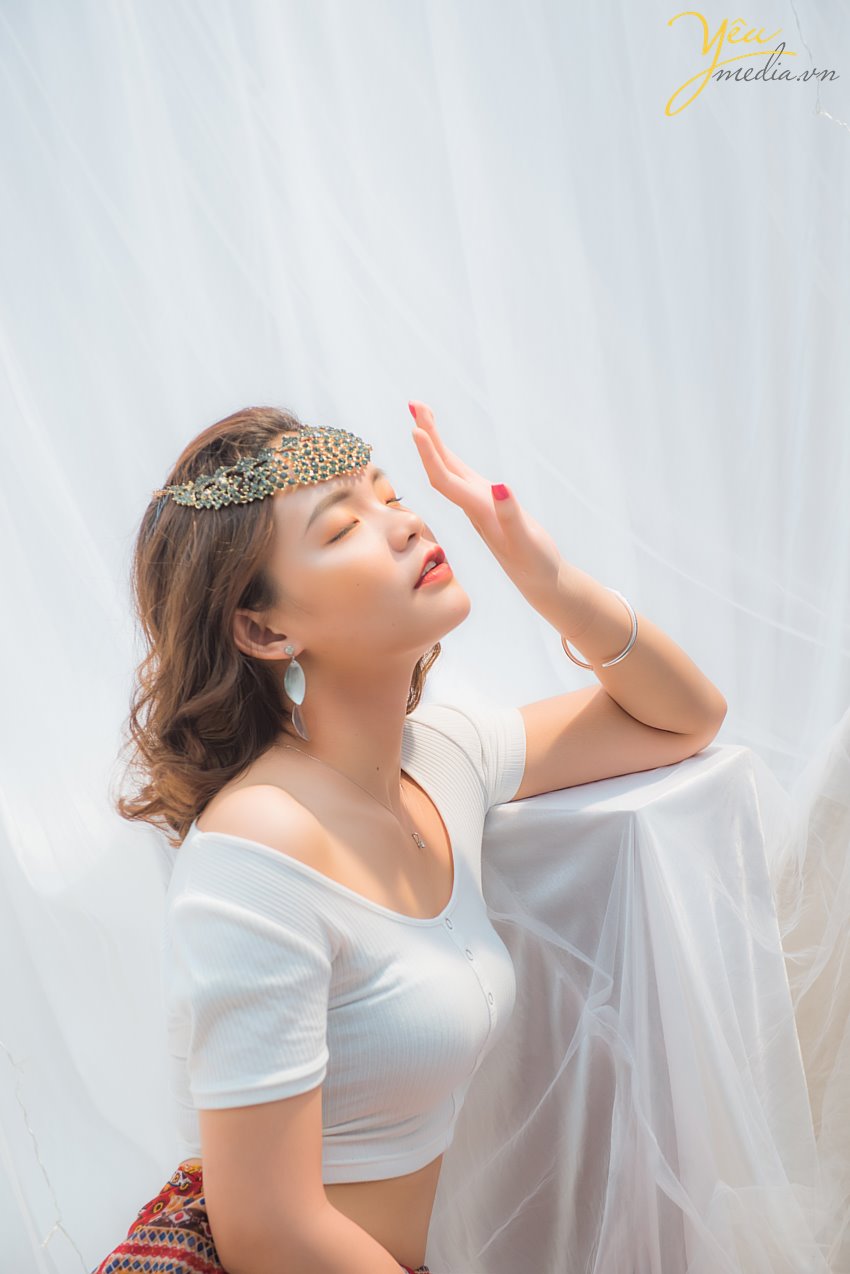 Ở Việt Nam, chụp ảnh theo phong cách bohemian đang trở nên quen thuộc và thịnh hành hơn. Để toát hết lên nét đẹp của phong cách du mục, các bạn cần chọn lựa cho mình trang phục phù hợp với phong cách này.   Phong cách du mục thường có màu chủ đạo là màu trắng - điểm xuyết màu đỏ, sự kết hợp hoàn hảo giữa các loại dây da, lông vũ. Để tạo bối cảnh du mục, không thể bỏ qua những chiếc lều trắng nhỏ, thảm lông và những phụ kiện xinh đẹp dành được làm từ lông vũ nhiều màu sắc.  Với những bạn trẻ mong muốn thực hiện bộ ảnh Bohochic như My Shu - cô nàng 18 tuổi sính sống tại Hà Nội - mà lại không có điều kiện đi ngoại cảnh xa - thì Yêu Media đã có 1 giải pháp dành cho bạn: đó là set chụp ảnh beauty VIP được thực hiện concept vintage - bohemien ngay tại studio của chúng tôi.   Nếu cần tư vấn thêm về ý tưởng thực hiện, đừng ngại ngần liên hệ với tư vấn viên của Yêu Media nhé bạn!