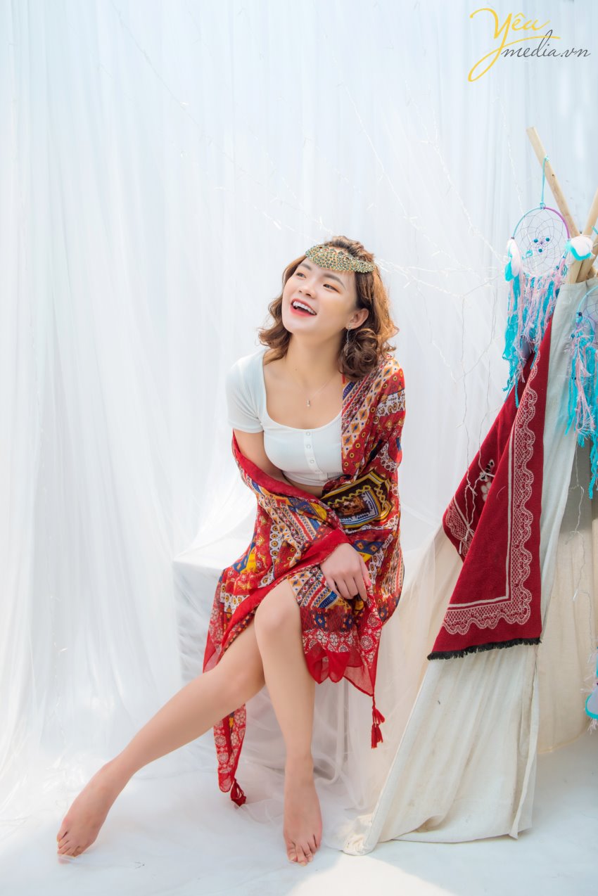 Ở Việt Nam, chụp ảnh theo phong cách bohemian đang trở nên quen thuộc và thịnh hành hơn. Để toát hết lên nét đẹp của phong cách du mục, các bạn cần chọn lựa cho mình trang phục phù hợp với phong cách này.   Phong cách du mục thường có màu chủ đạo là màu trắng - điểm xuyết màu đỏ, sự kết hợp hoàn hảo giữa các loại dây da, lông vũ. Để tạo bối cảnh du mục, không thể bỏ qua những chiếc lều trắng nhỏ, thảm lông và những phụ kiện xinh đẹp dành được làm từ lông vũ nhiều màu sắc.  Với những bạn trẻ mong muốn thực hiện bộ ảnh Bohochic như My Shu - cô nàng 18 tuổi sính sống tại Hà Nội - mà lại không có điều kiện đi ngoại cảnh xa - thì Yêu Media đã có 1 giải pháp dành cho bạn: đó là set chụp ảnh beauty VIP được thực hiện concept vintage - bohemien ngay tại studio của chúng tôi.   Nếu cần tư vấn thêm về ý tưởng thực hiện, đừng ngại ngần liên hệ với tư vấn viên của Yêu Media nhé bạn!