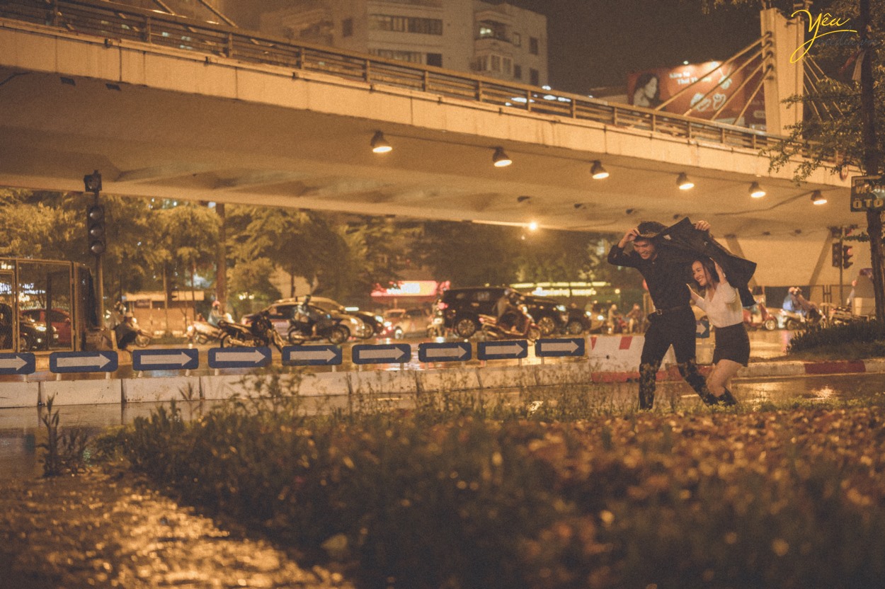 Bộ ảnh cặp đôi yêu nhau lãng mạn dưới cơn mưa tình yêu của Hà Nội