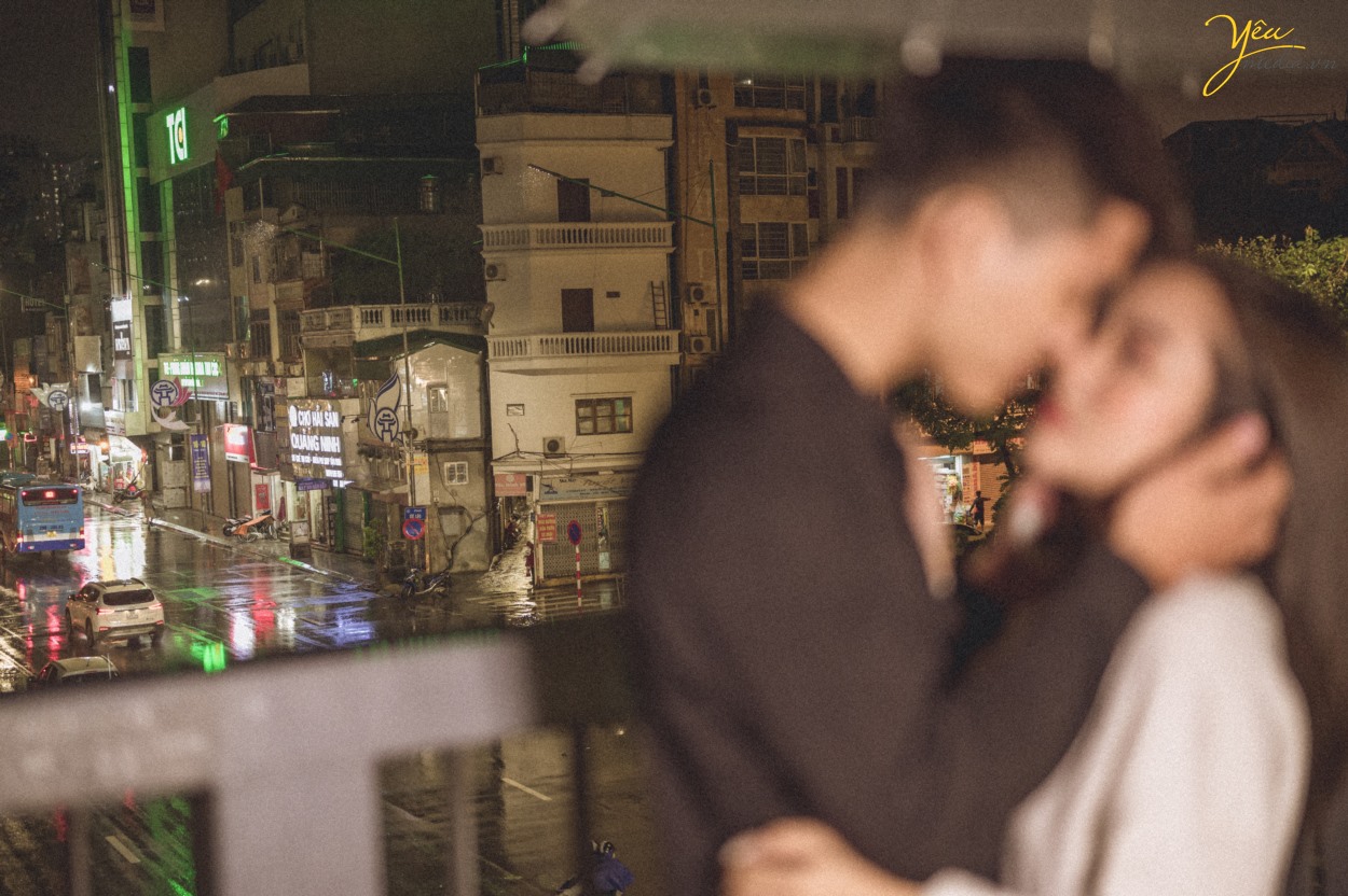 Bộ ảnh cặp đôi yêu nhau lãng mạn dưới cơn mưa tình yêu của Hà Nội