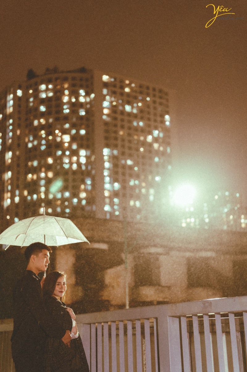 Bộ ảnh cặp đôi yêu nhau lãng mạn dưới cơn mưa tình yêu của Hà Nội