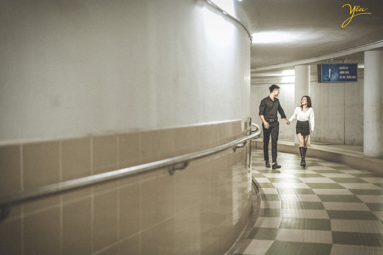 Bộ ảnh tình yêu cặp đôi lãng mạn trong hầm đi bộ Ngã Tư Sở, Hà Nội