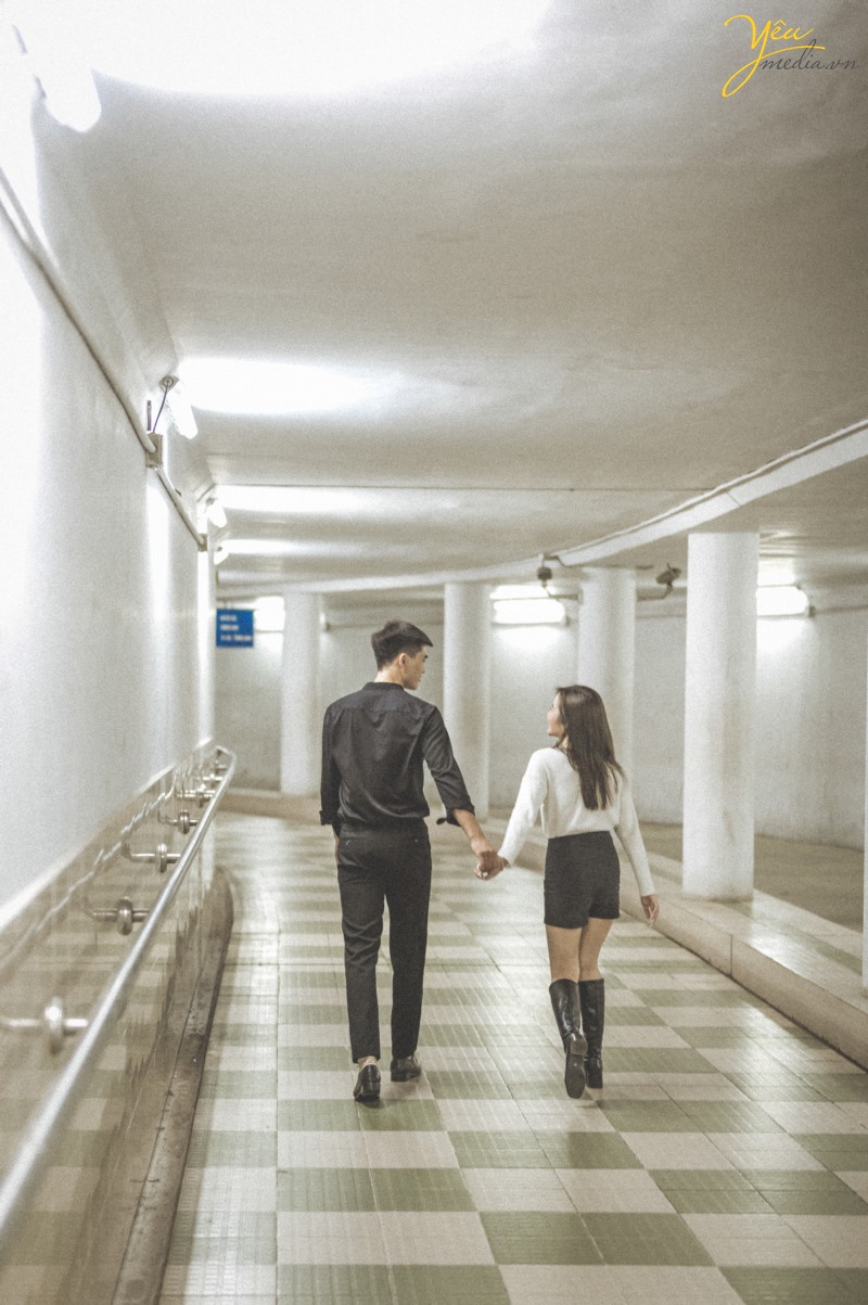 Bộ ảnh tình yêu cặp đôi lãng mạn trong hầm đi bộ Ngã Tư Sở, Hà Nội