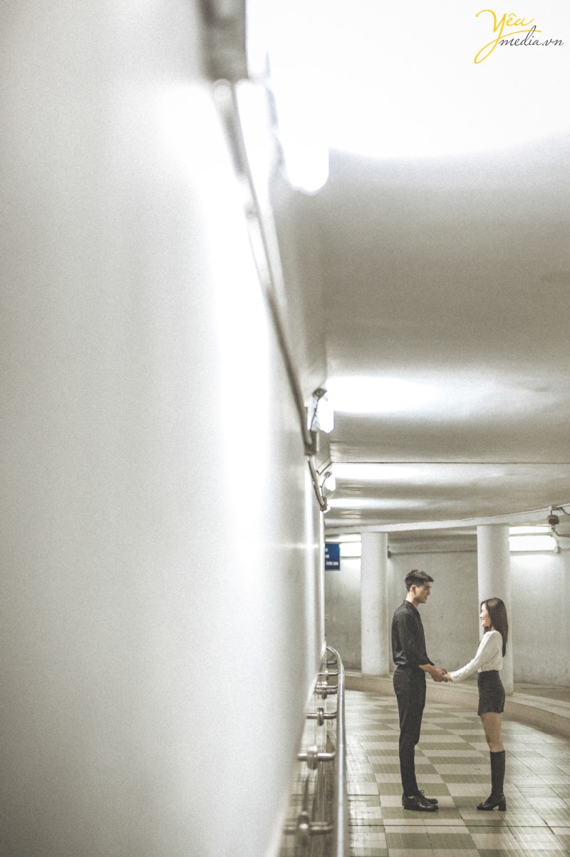 Bộ ảnh tình yêu cặp đôi lãng mạn trong hầm đi bộ Ngã Tư Sở, Hà Nội