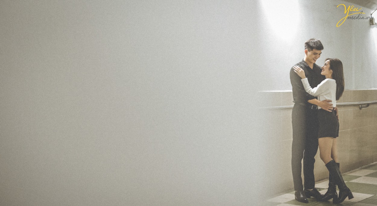 Bộ ảnh tình yêu cặp đôi lãng mạn trong hầm đi bộ Ngã Tư Sở, Hà Nội