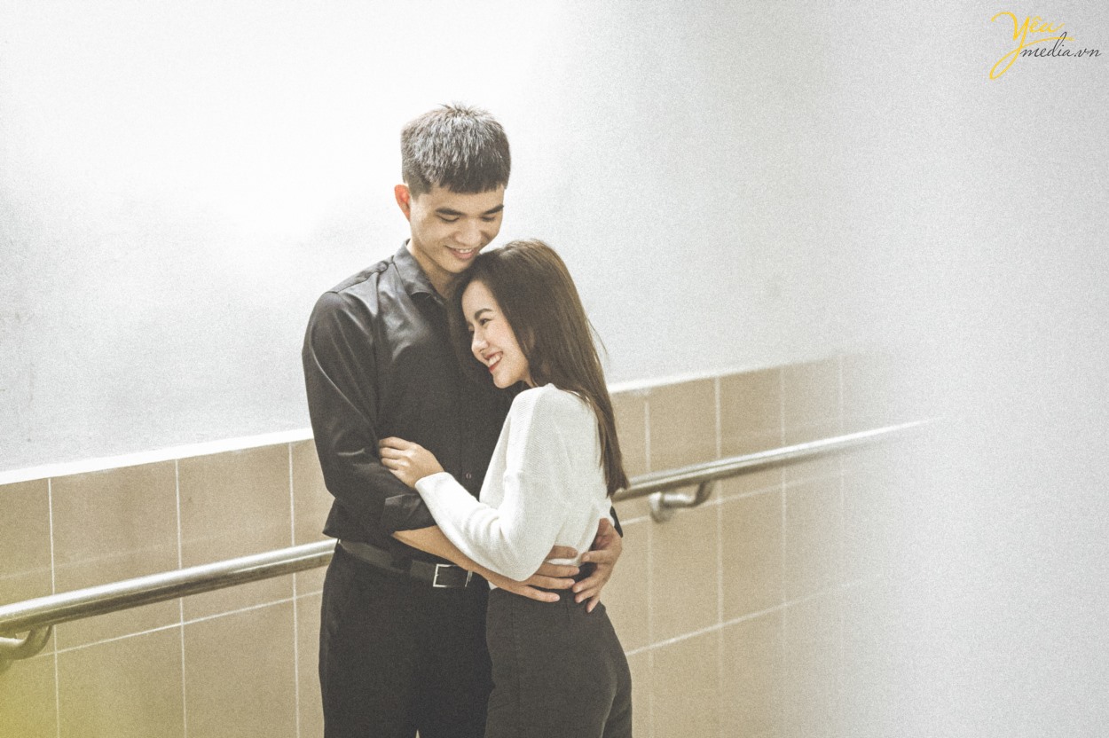 Bộ ảnh tình yêu cặp đôi lãng mạn trong hầm đi bộ Ngã Tư Sở, Hà Nội