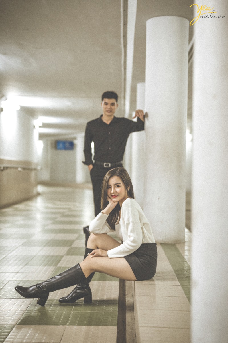 Bộ ảnh tình yêu cặp đôi lãng mạn trong hầm đi bộ Ngã Tư Sở, Hà Nội