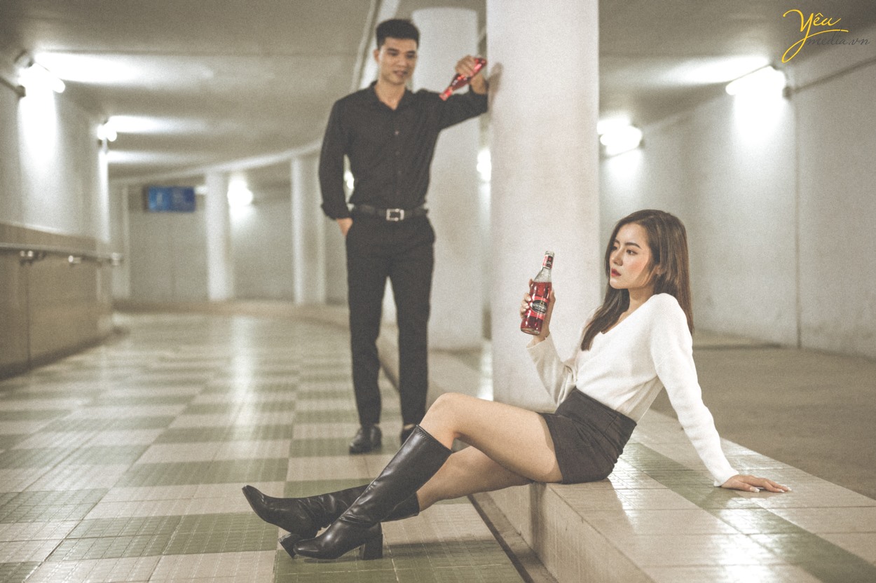 Bộ ảnh tình yêu cặp đôi lãng mạn trong hầm đi bộ Ngã Tư Sở, Hà Nội