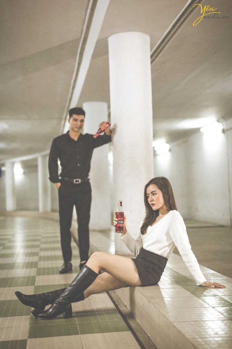 Bộ ảnh tình yêu cặp đôi lãng mạn trong hầm đi bộ Ngã Tư Sở, Hà Nội