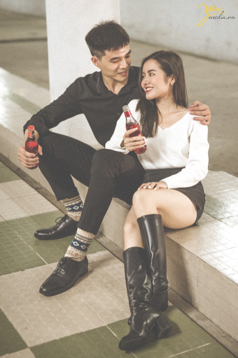 Bộ ảnh tình yêu cặp đôi lãng mạn trong hầm đi bộ Ngã Tư Sở, Hà Nội